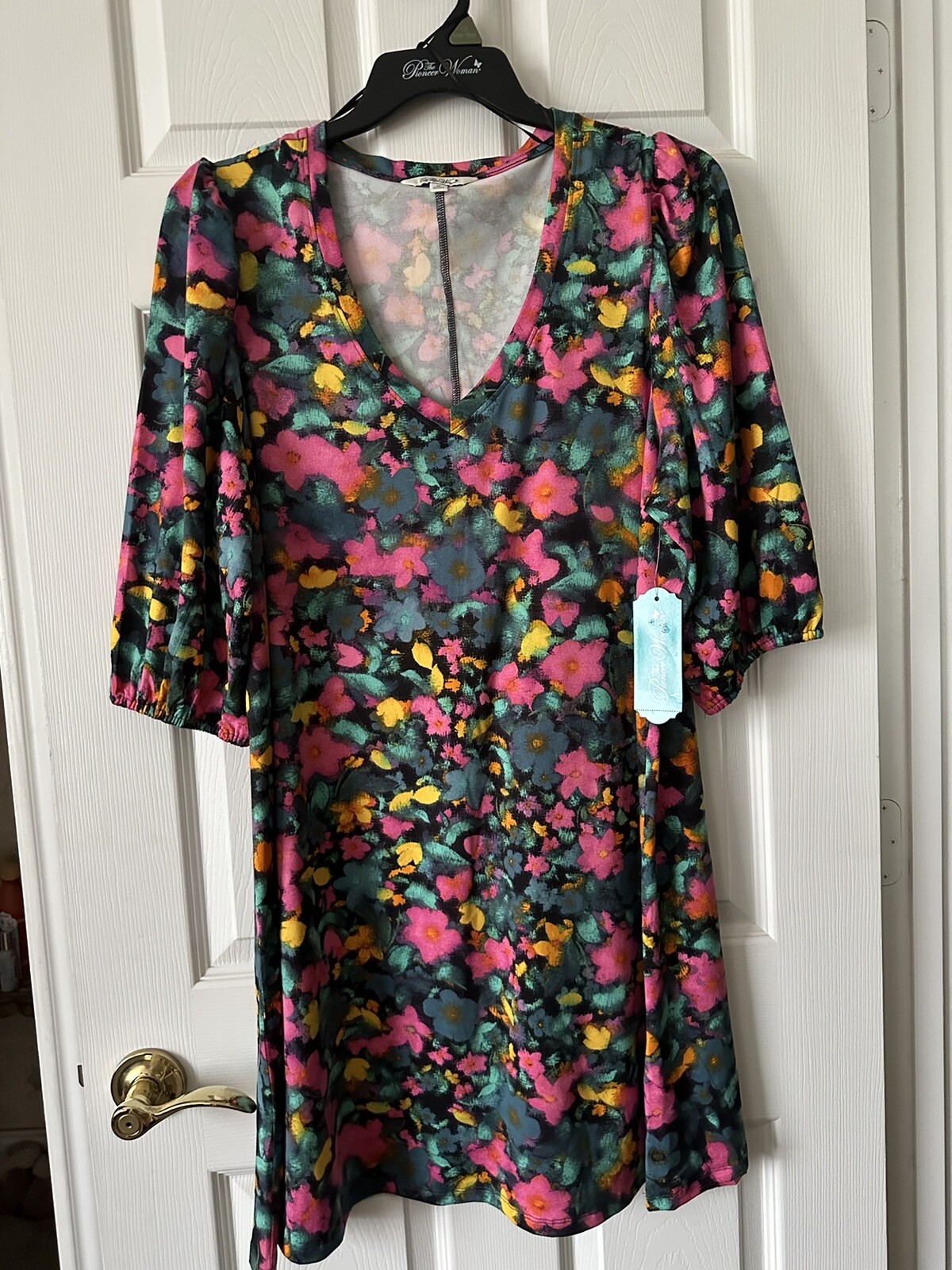 PIONEER WOMAN V-NECK, PUFF 3/4 SLEEVE DRESS. 1X (16W-18W). NEW, CROSSHATCH MULTI