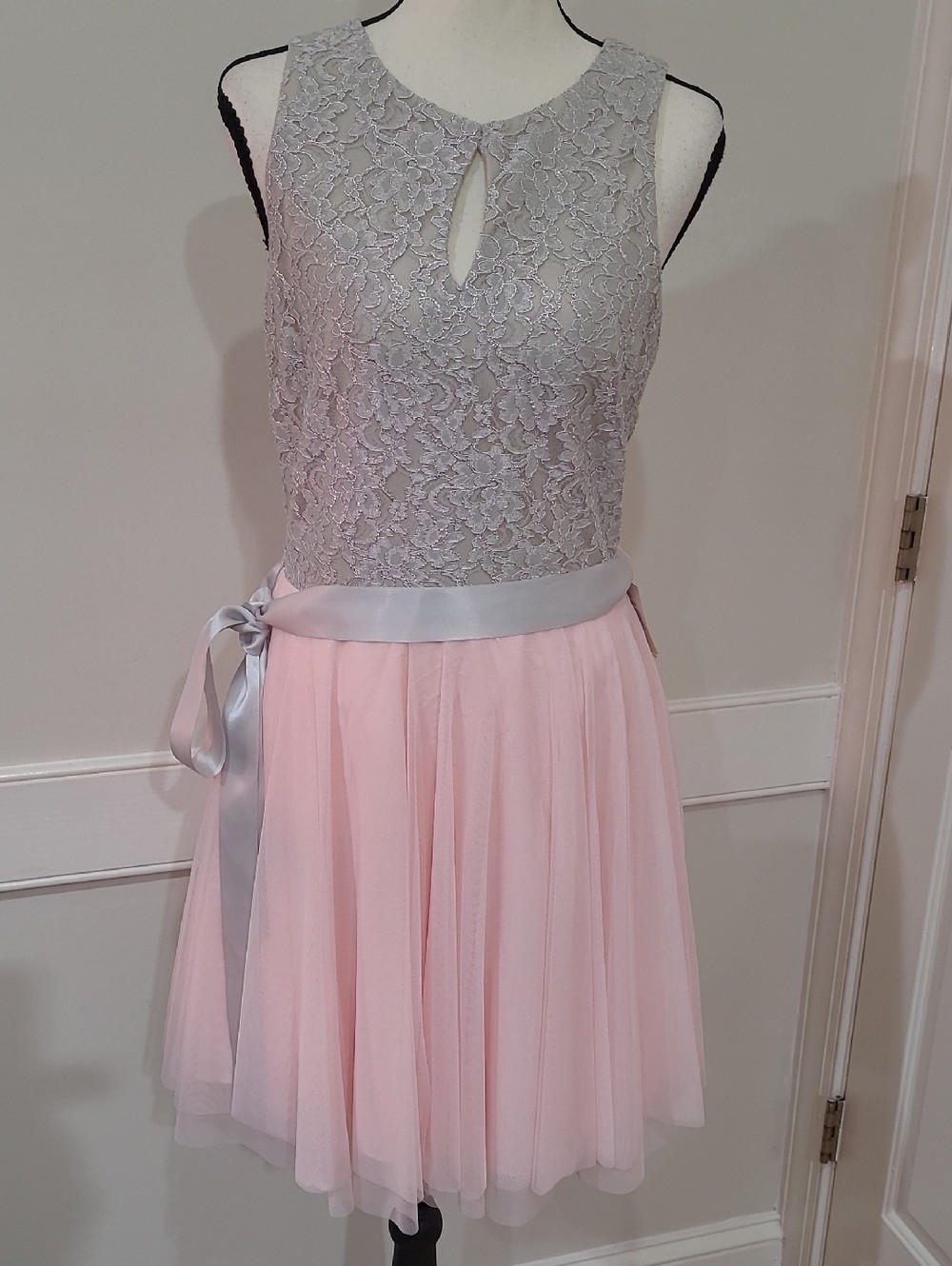 Teeze Me Lace Bodice Chiffon Skirt Cocktail Dress in Light Gray & Pink