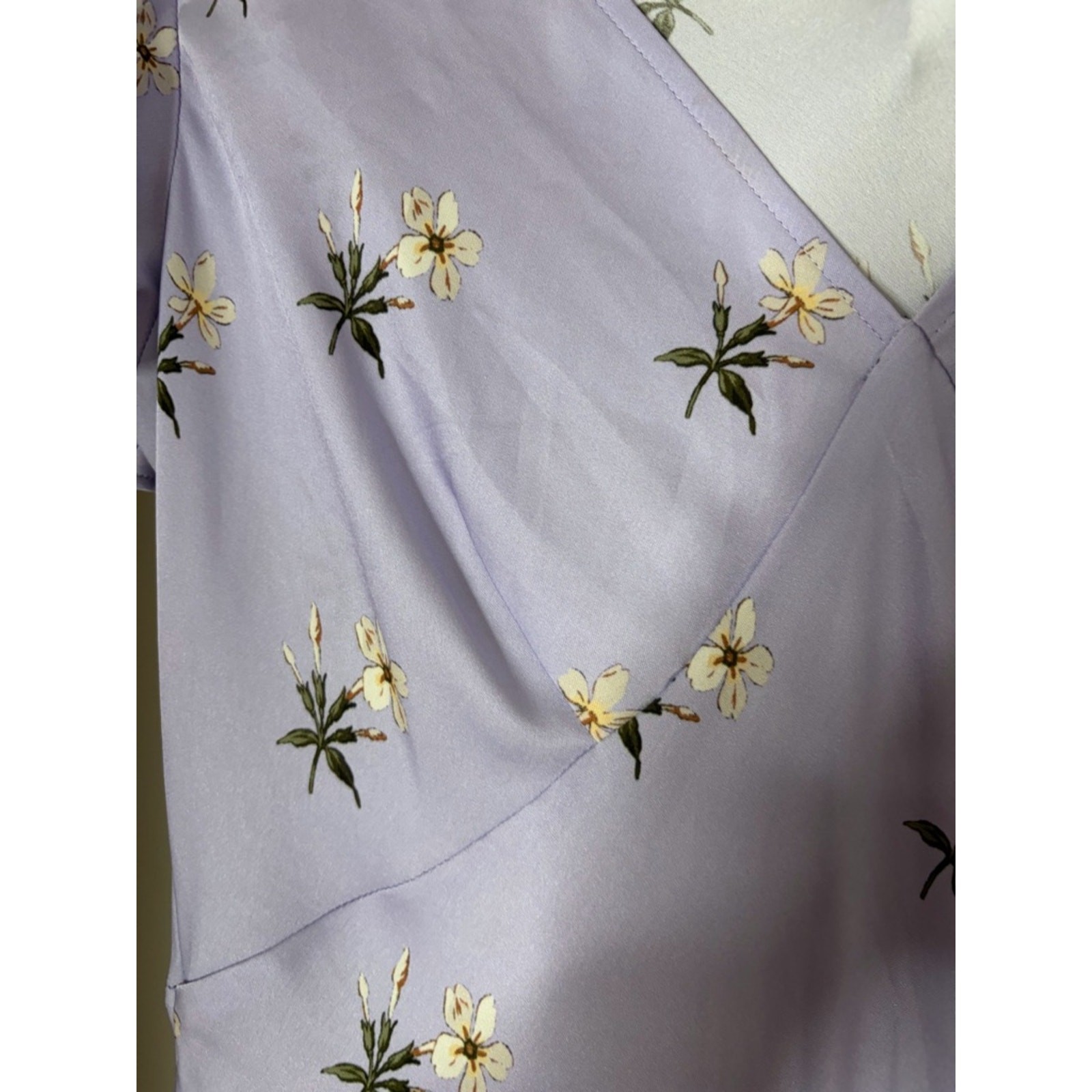Vineyard Vines Lilac Satin Flutter-Sleeve Midi Dress with Small Floral Print
