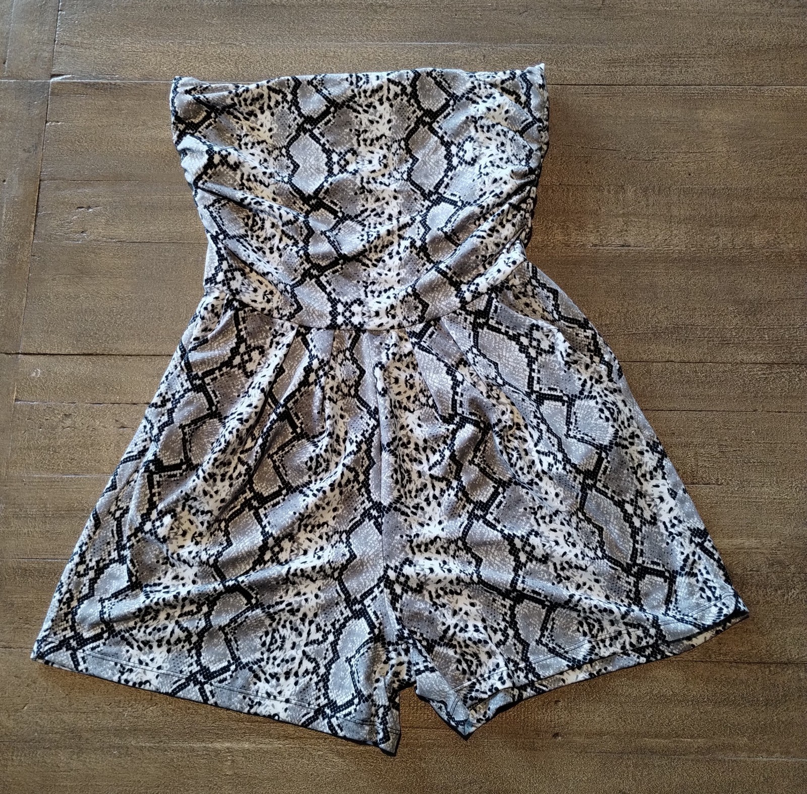 Women’s Sleeveless Strapless Snake Print Dress With Fitted Legs Size Large