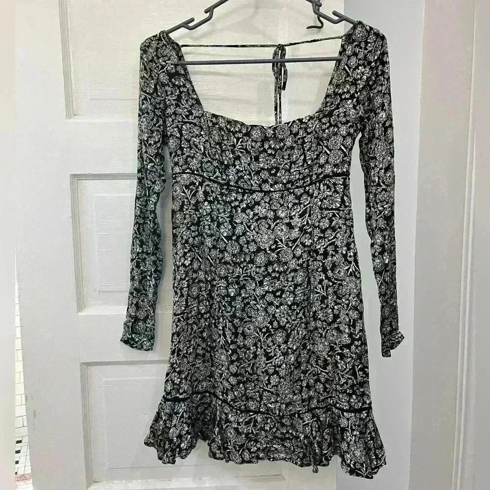 Free People Navy blue floral ruffled dress with small cutout size 0