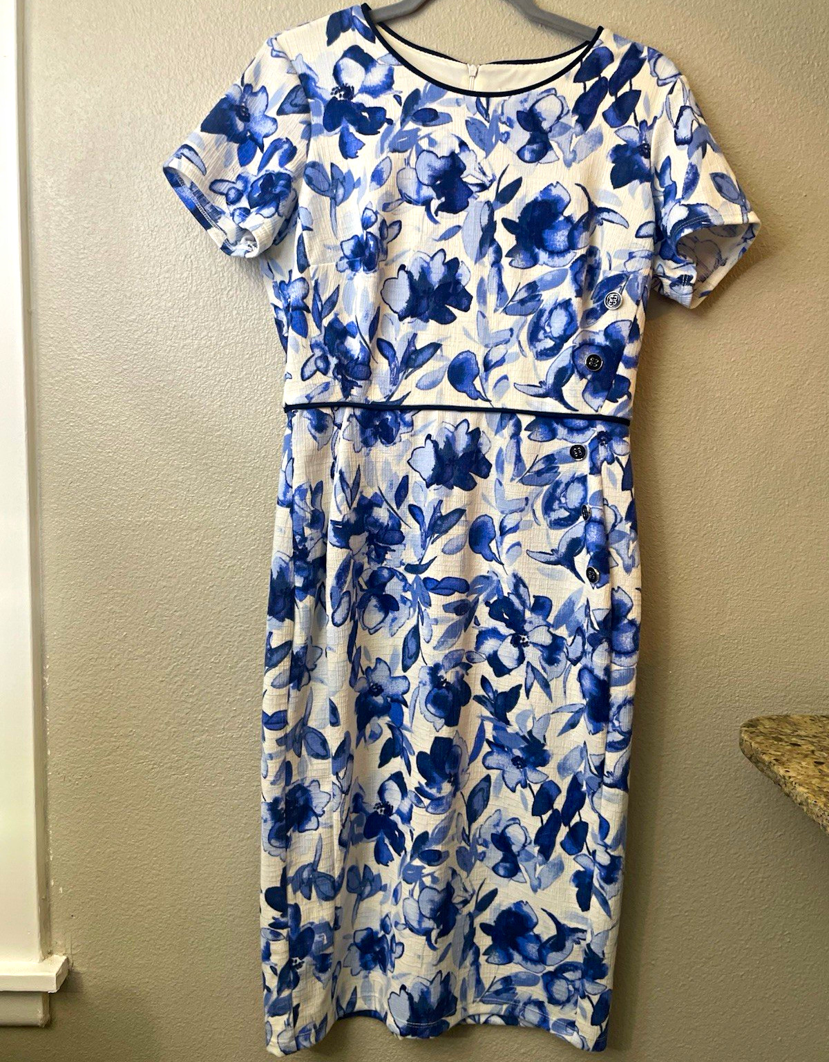 En Focus Studio White/Blue Floral Sheath Dress Short Sleeve Knee Length Size 8