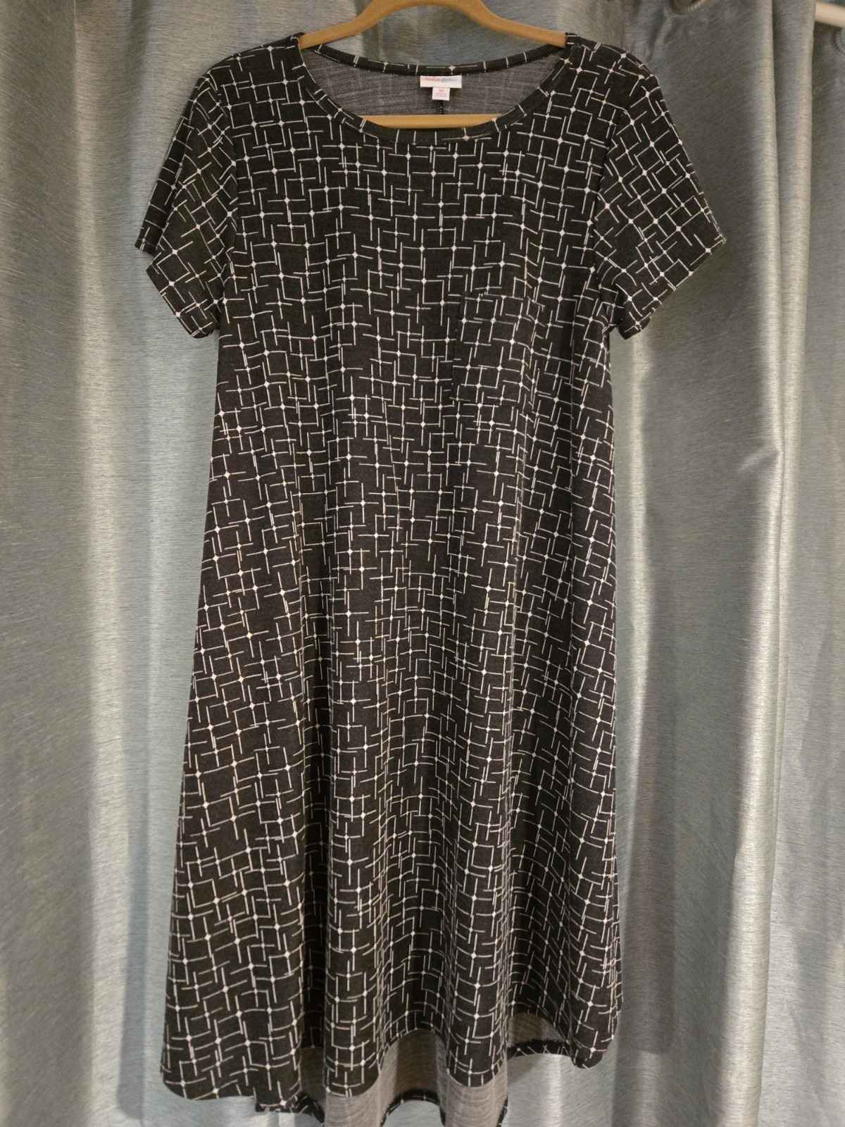 Lularoe Carly Dress Medium – Blk & Wht Print Textured, POWOT Excellent Condition