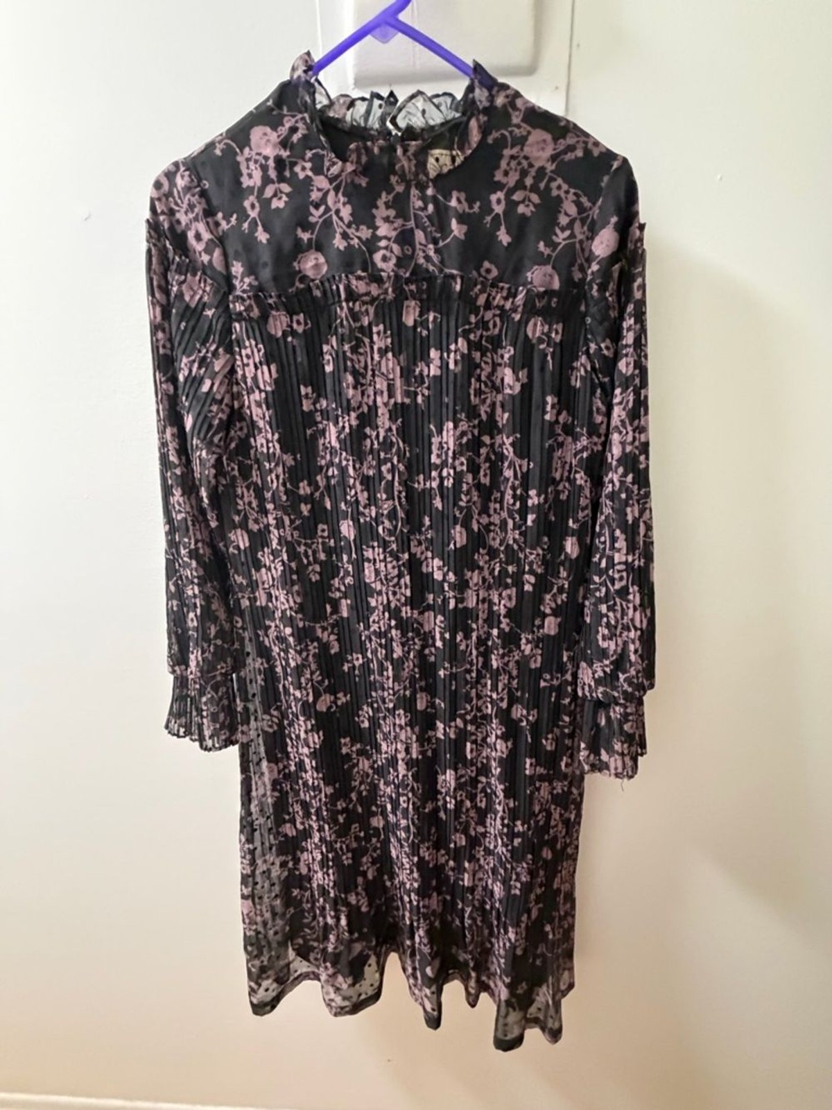 Carrie Floral Pleated Midi Dress – Size 6 (Black & Mauve)