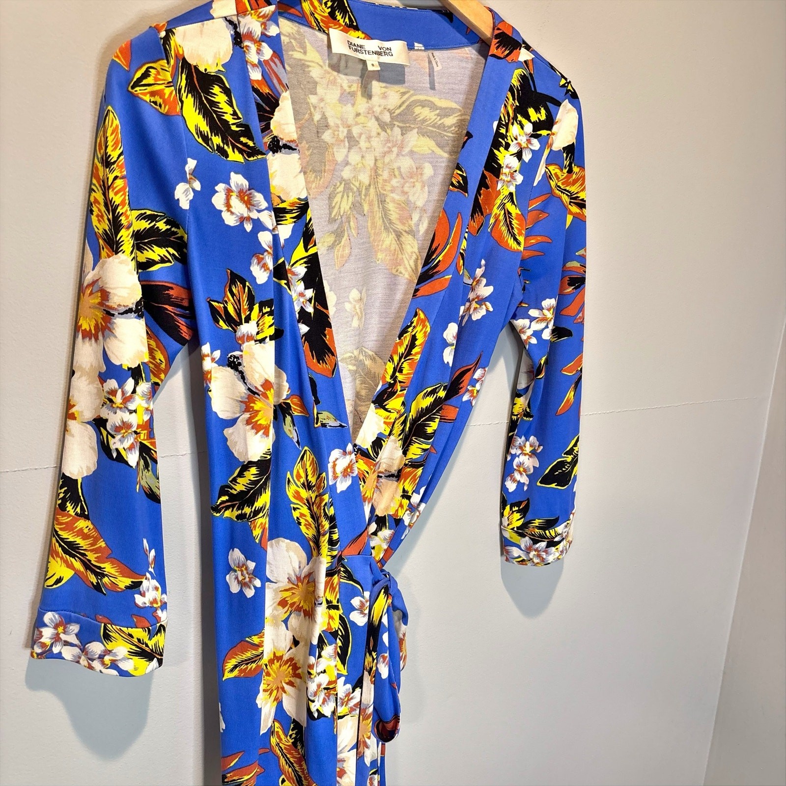 Diane Von Furstenberg Bold Floral Print Silk Jersey Wrap Dress – size 8