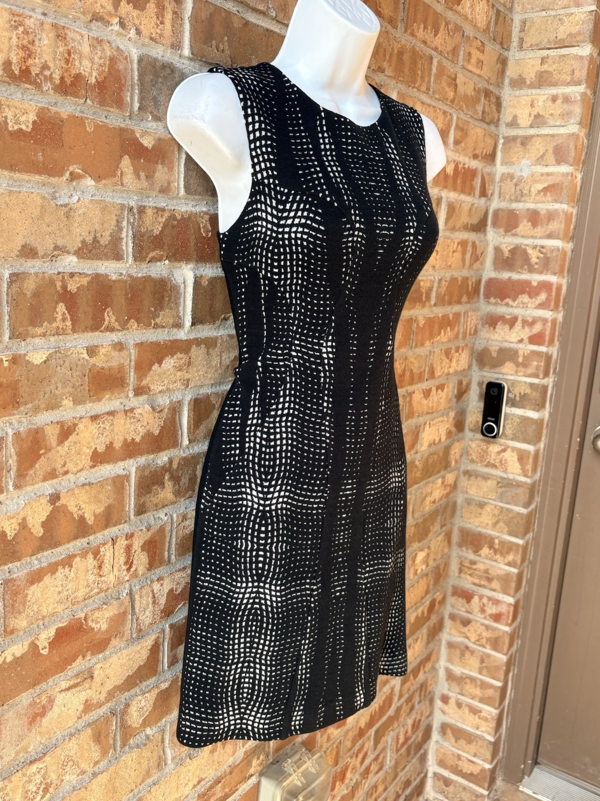 DIANE von FURSTENBERG Black Sheath Dress 4 Round Neck Sleeveless Knit Zip
