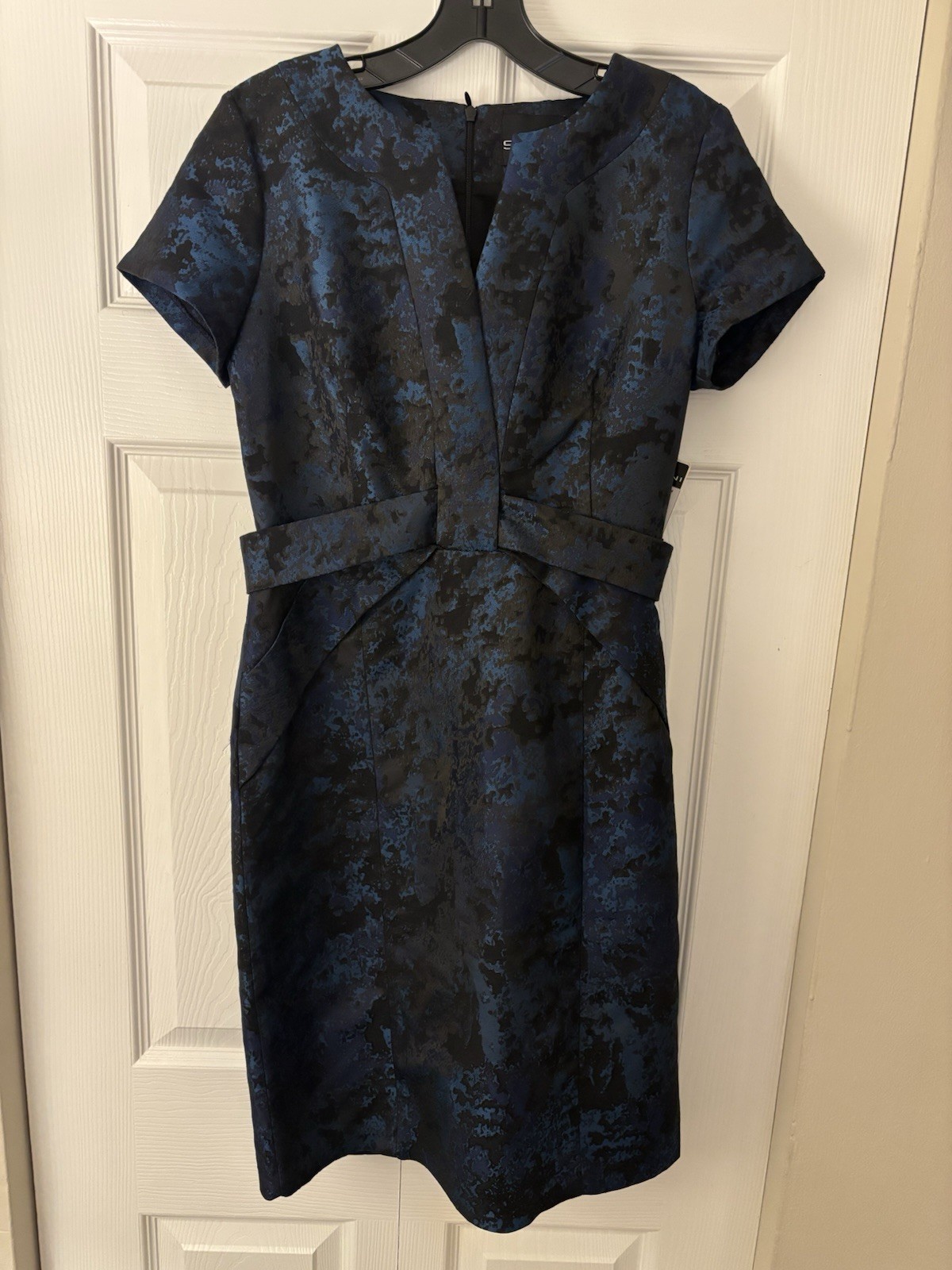 SHANI Blue/Black Floral Jacquard Sheath Knee Dress SS Cap Sleeve V-Neck 8