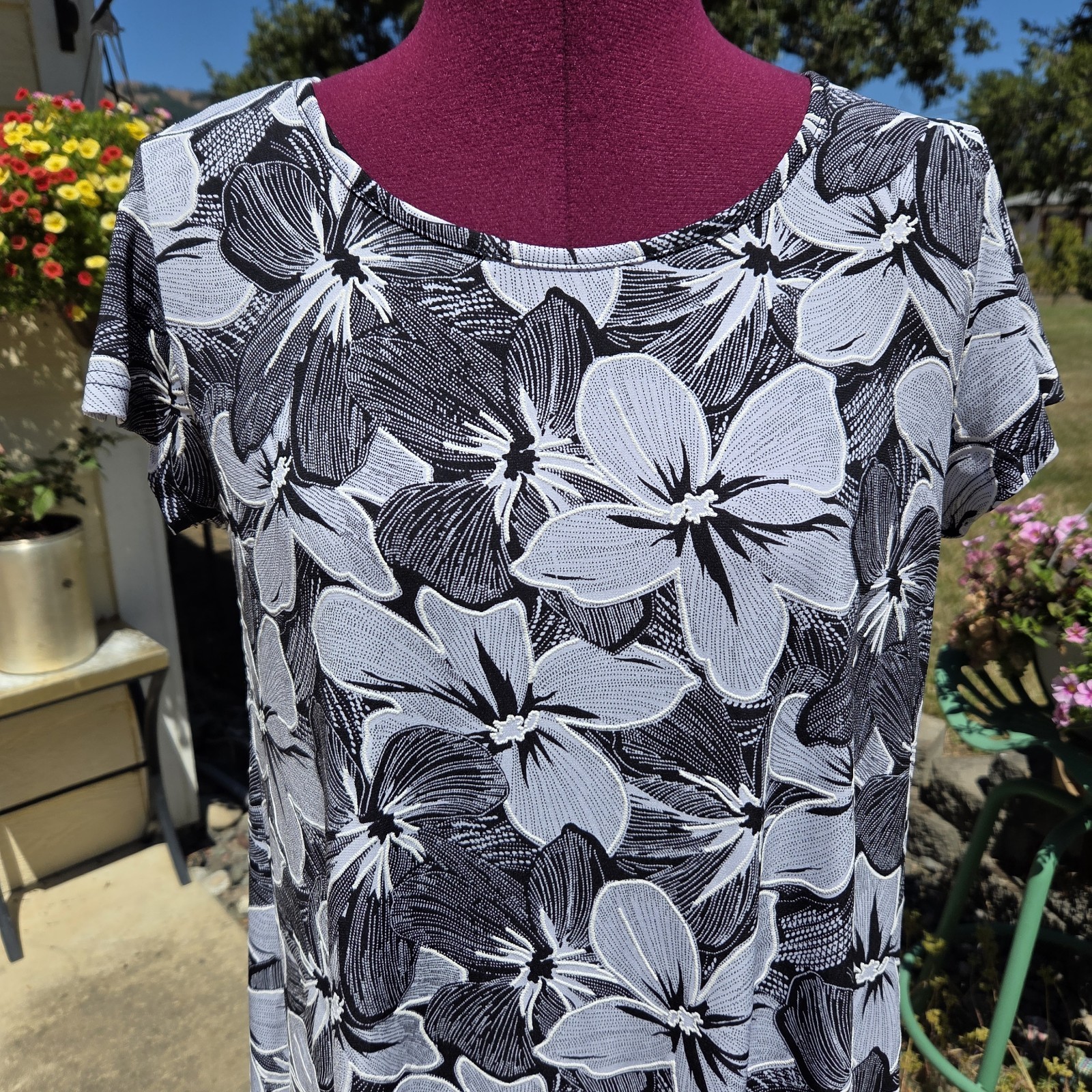 NWOT SJS Relaxed Black And White Floral Mini Dress. Size M.