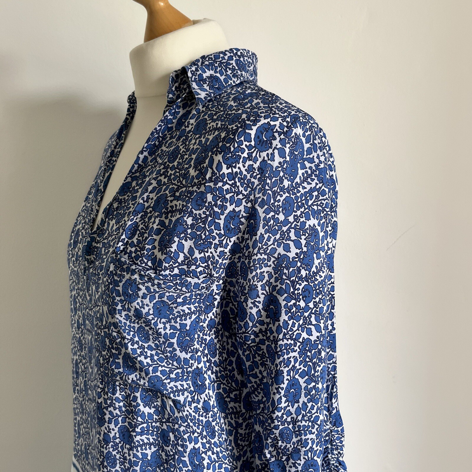 One Season Tunic Size Small Blue Patterned Collared 3/4 Sleeves Pockets Holiday