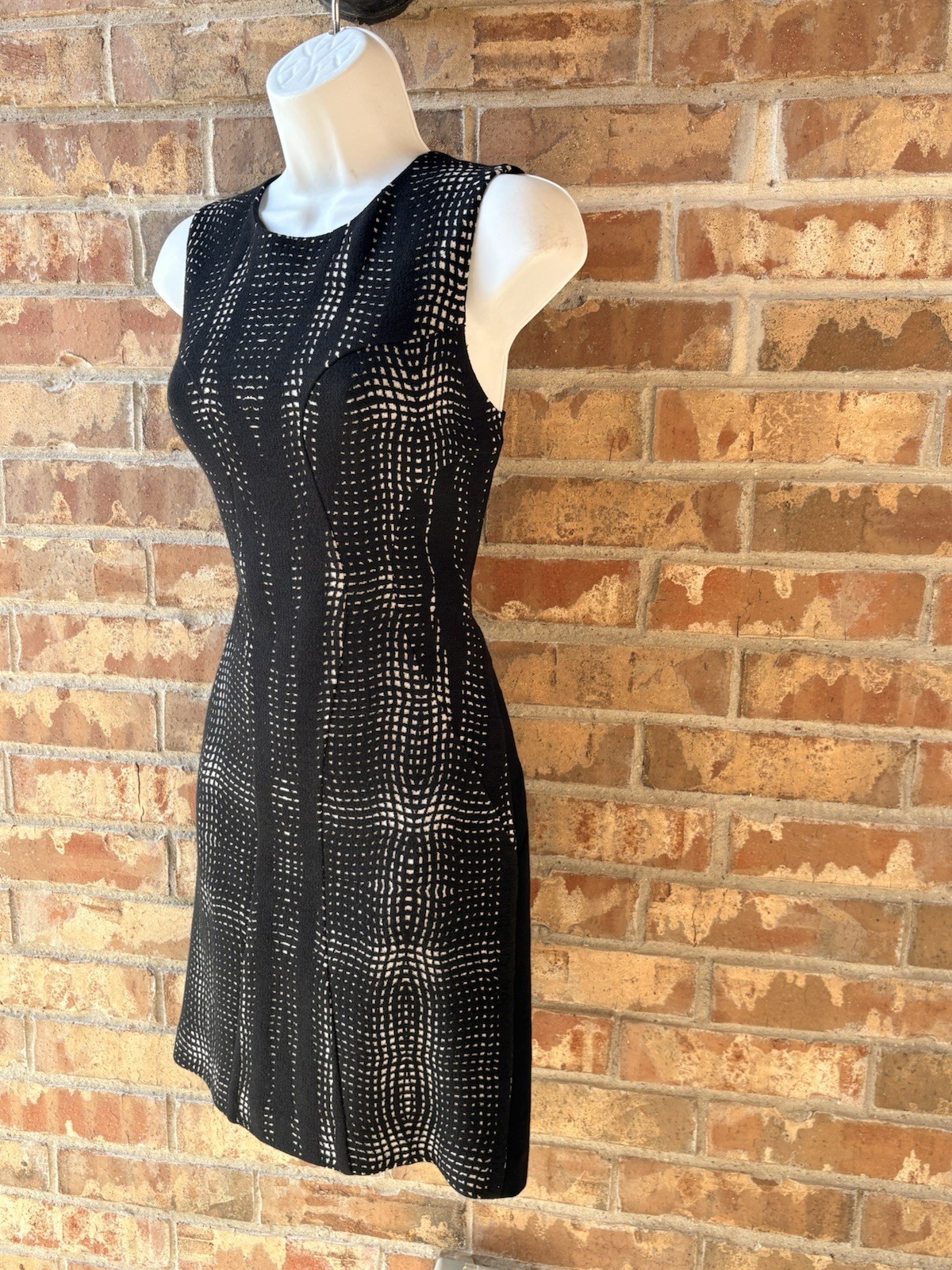 DIANE von FURSTENBERG Black Sheath Dress 4 Round Neck Sleeveless Knit Zip