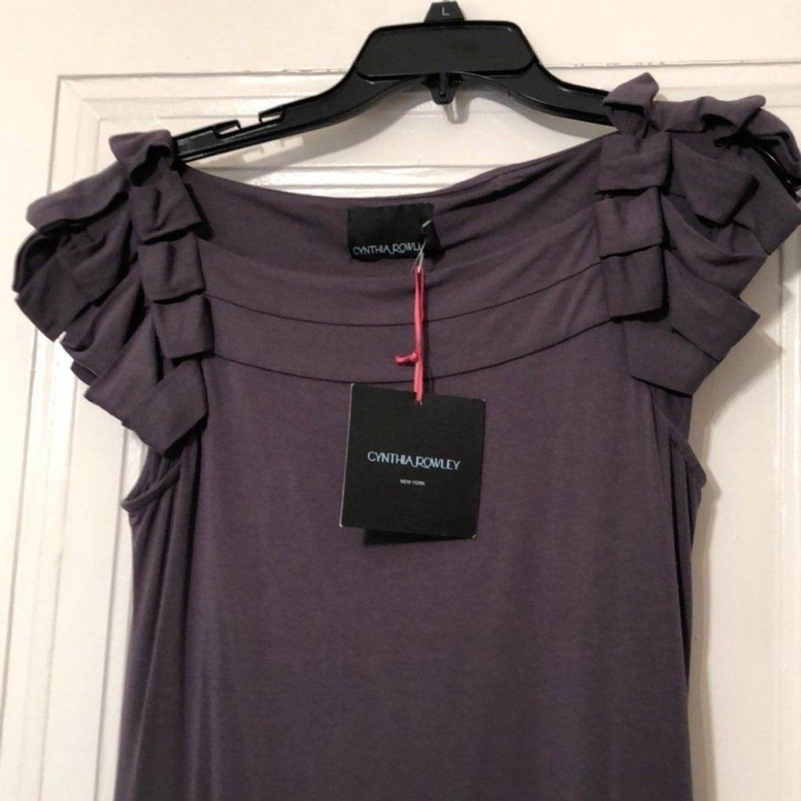 Cute grey dress with shoulder design Cynthia Rowley