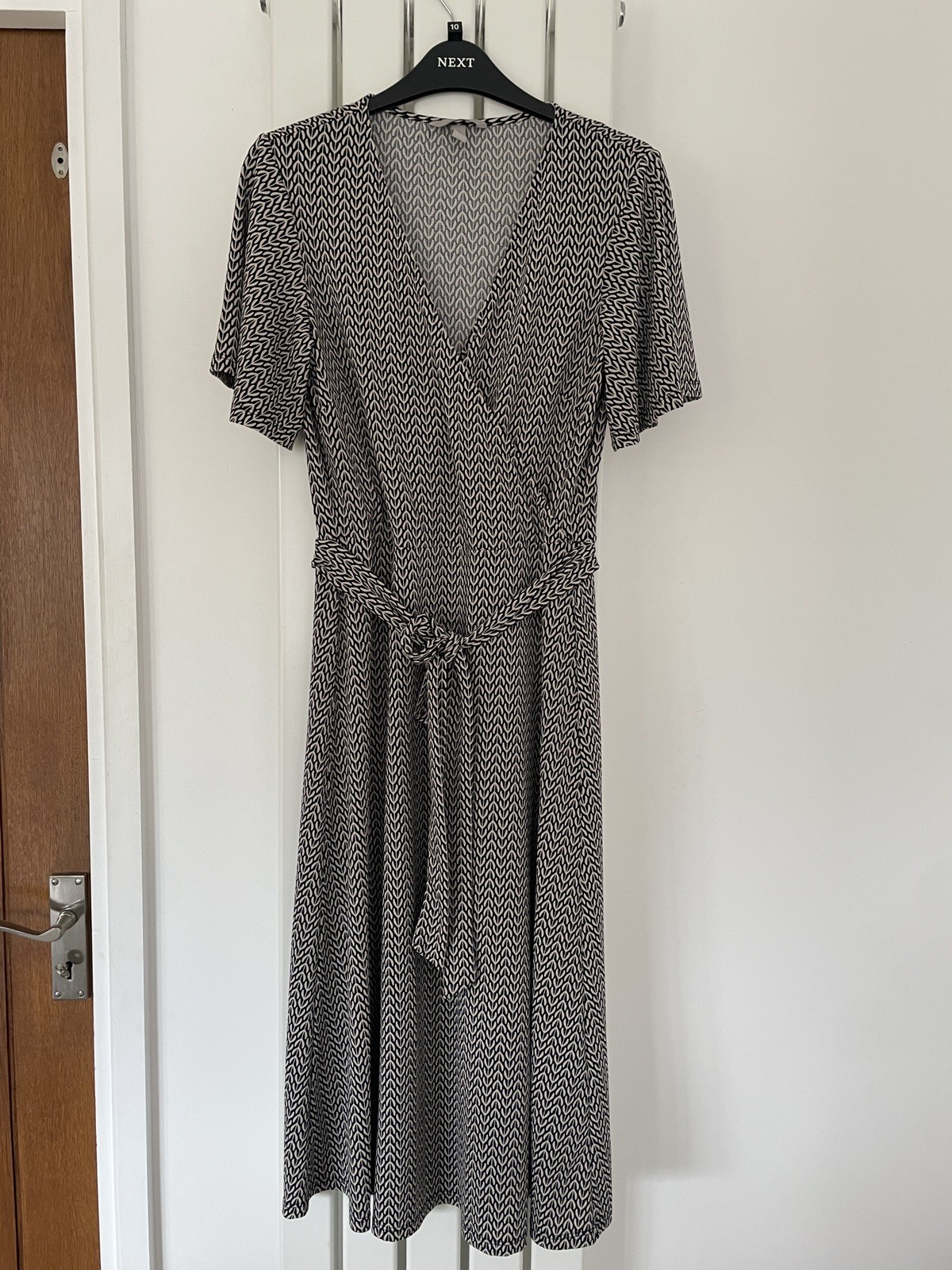 H&M Dress Size S UK 8 10 Fit & Flare Plunge Cross Over V Neck Geo Print Tie Belt