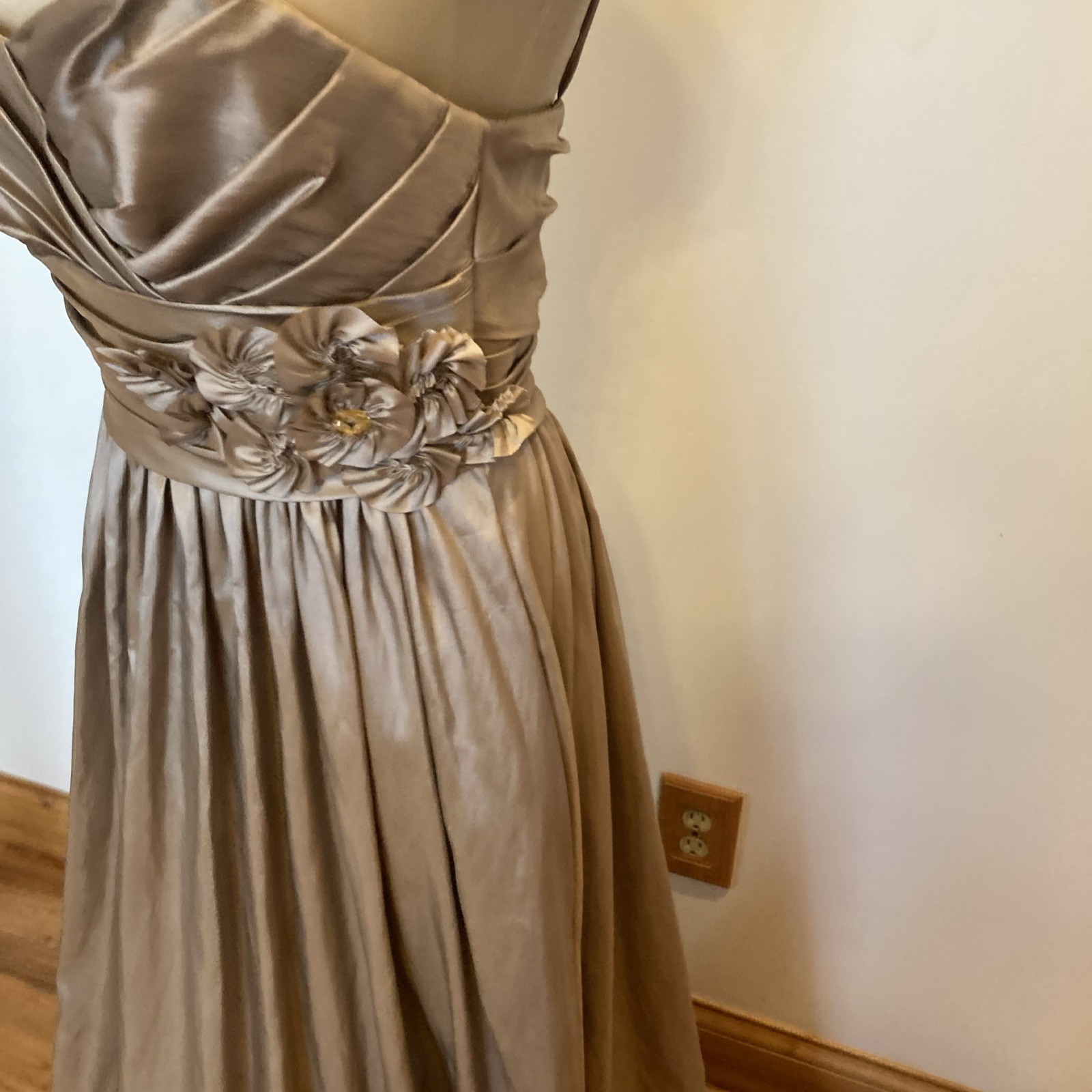 Watters and Watters size 6 beige long gown dress