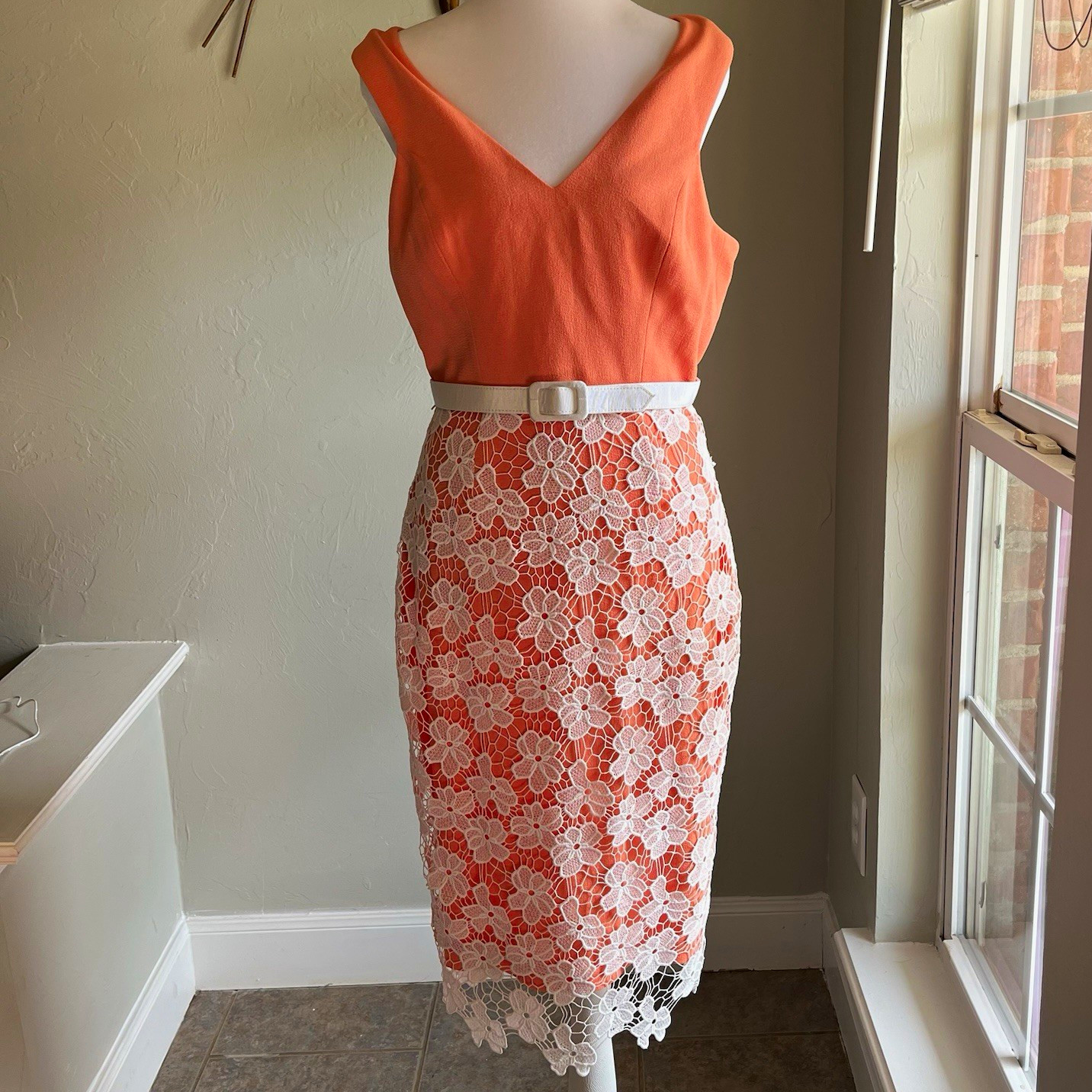 Belle Badgley Mischka Women’s Peach Ivory Floral Lace V-Neck Sheath Knee 4 Zip