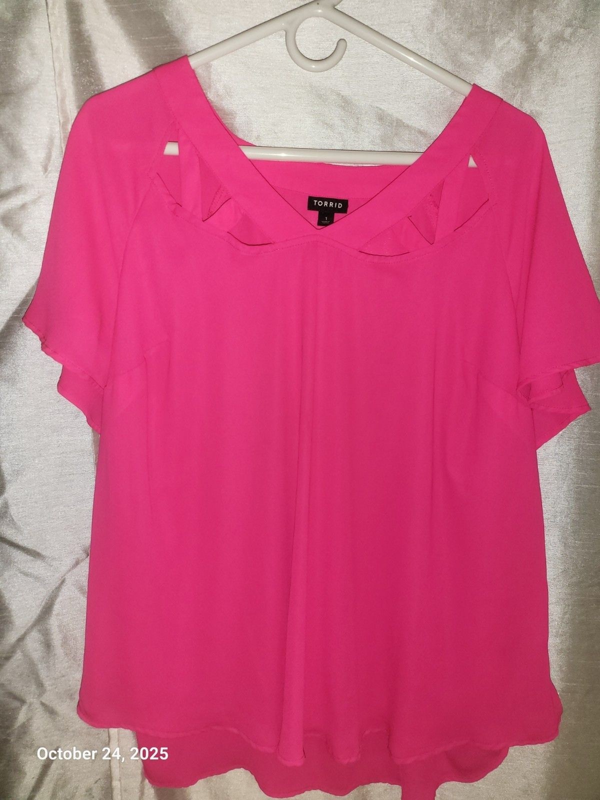 Torrid Short Sleeve Pink Flowy Dress Shirt Size 1 EUC USA Seller