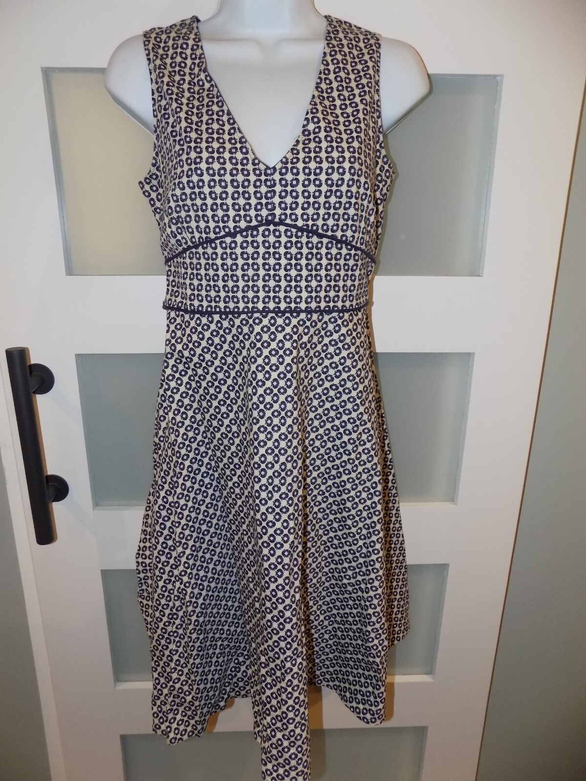 ONARA Beige W/Blue Design V-Neck Sleeveless Tie Behind Dress Size 6 Women’s EUC