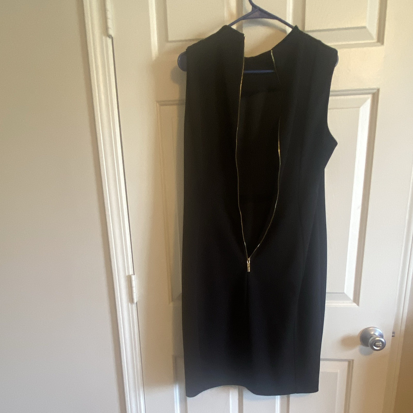 Calvin Klein Black Solid Round Neck Sleeveless Sheath Knee-Length Zip Dress 12