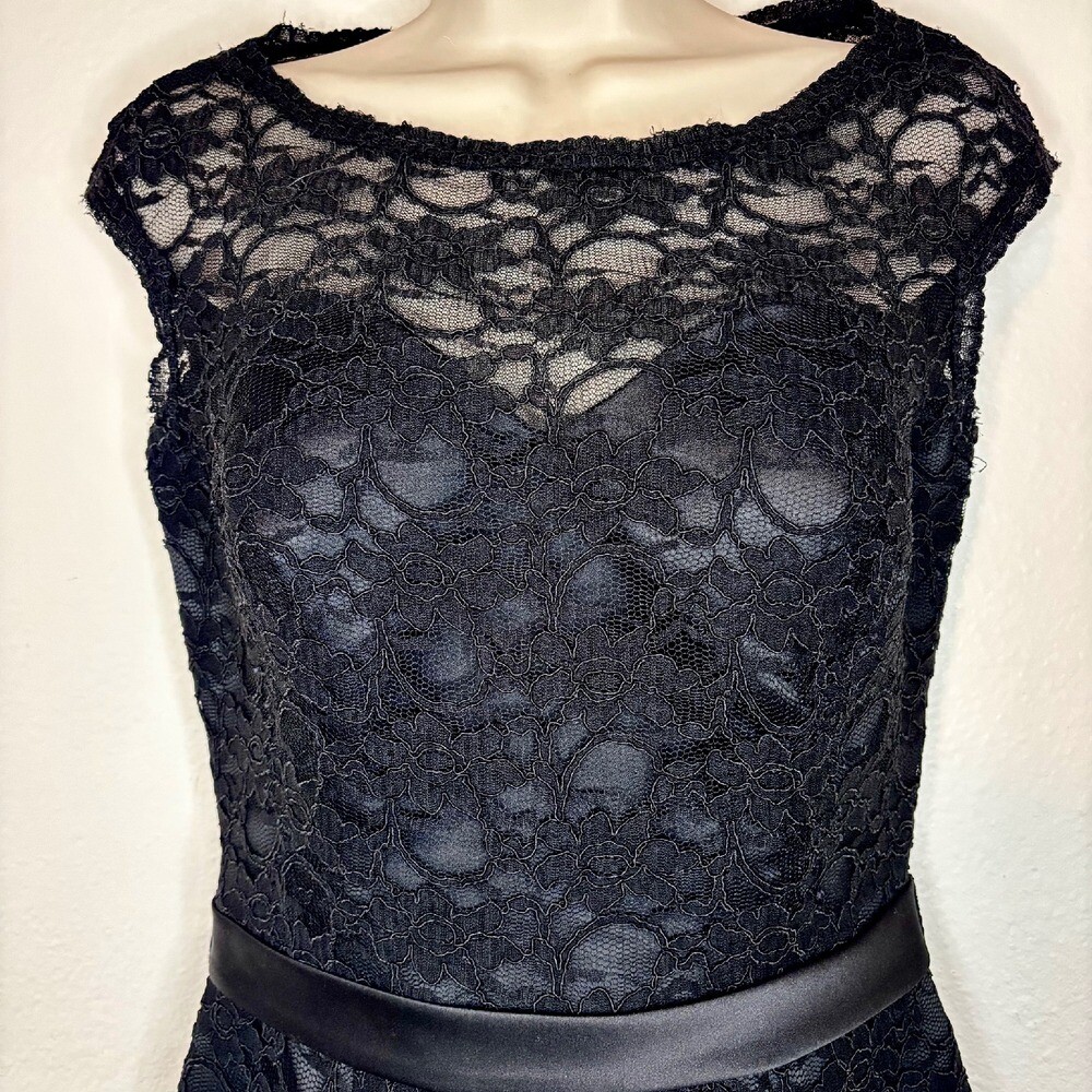 Morilee Black Lace Cocktail Structured Dress Covered Buttons Keyhole Back Sz 10