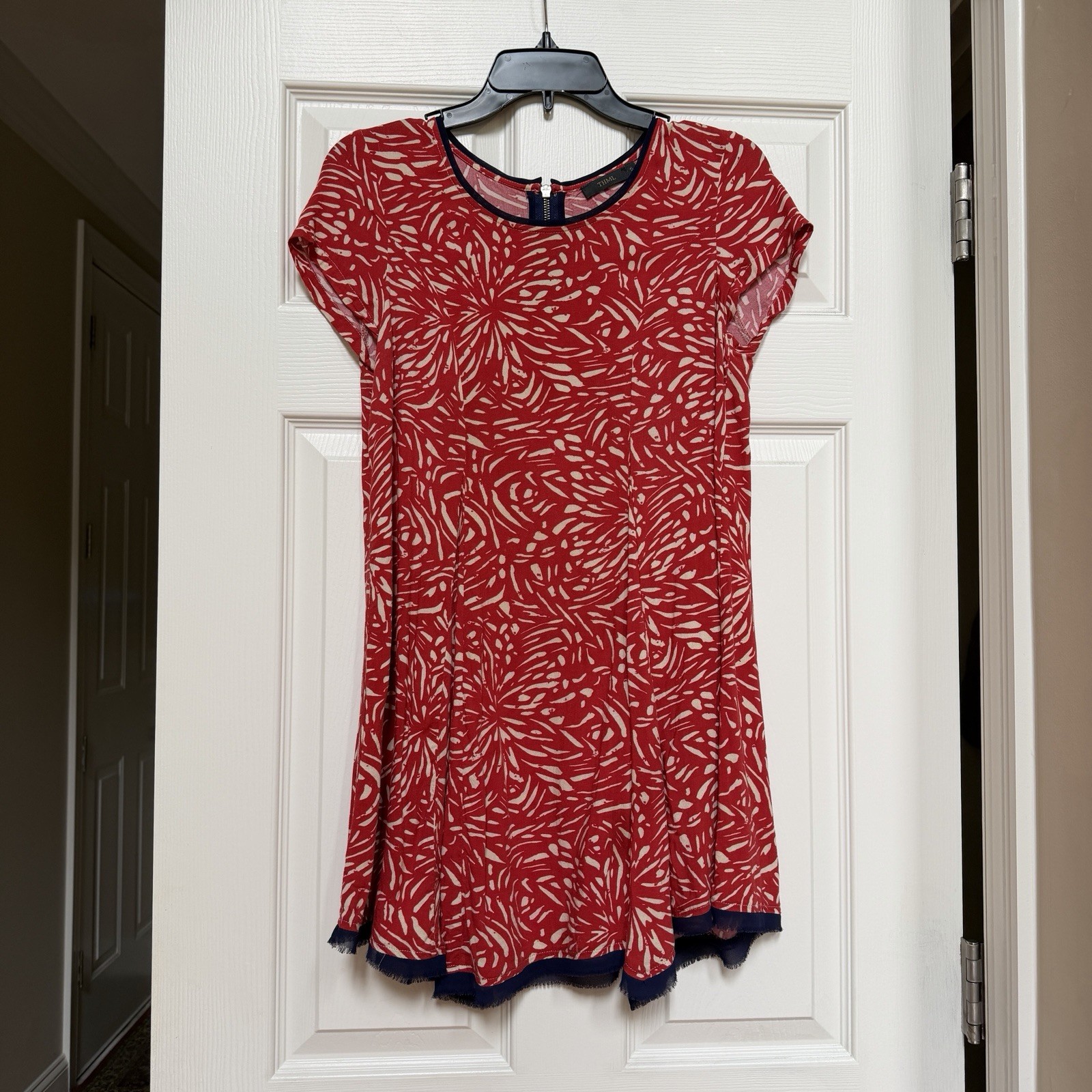 THML Boutique Red & White Floral Print Shift Dress with Navy Trim – Size Small