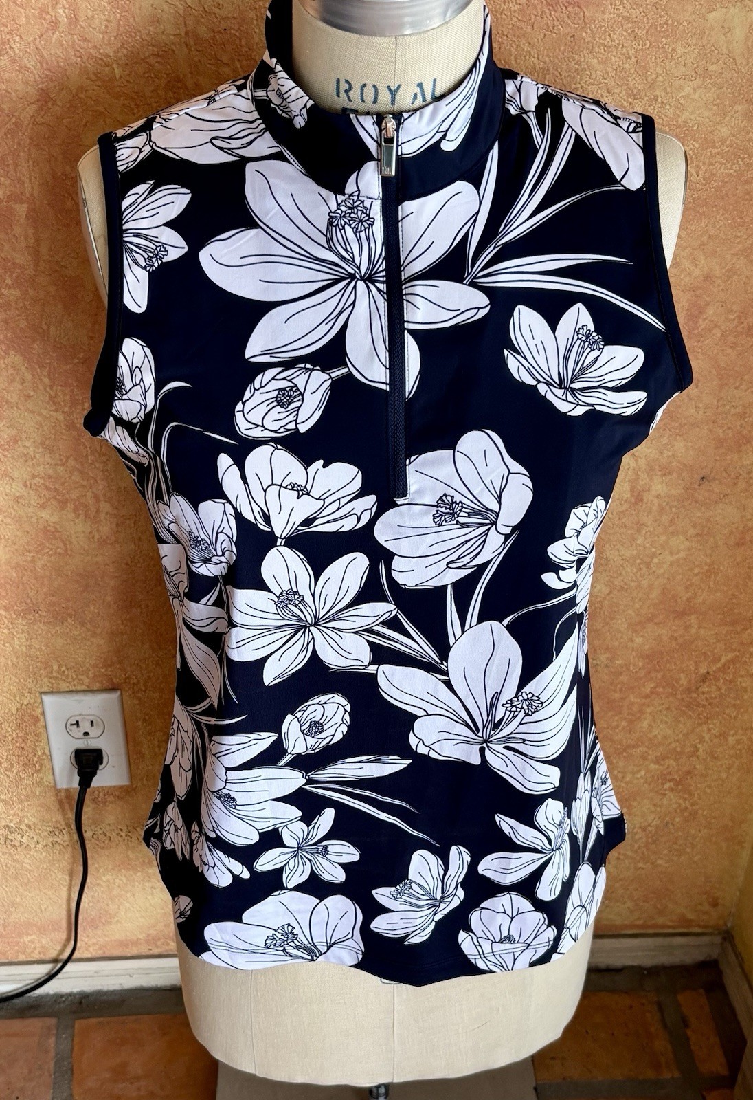 G/Fore Sleeveless Women’s Golf shirt Zip Up Neck UV50 Zip Sz M