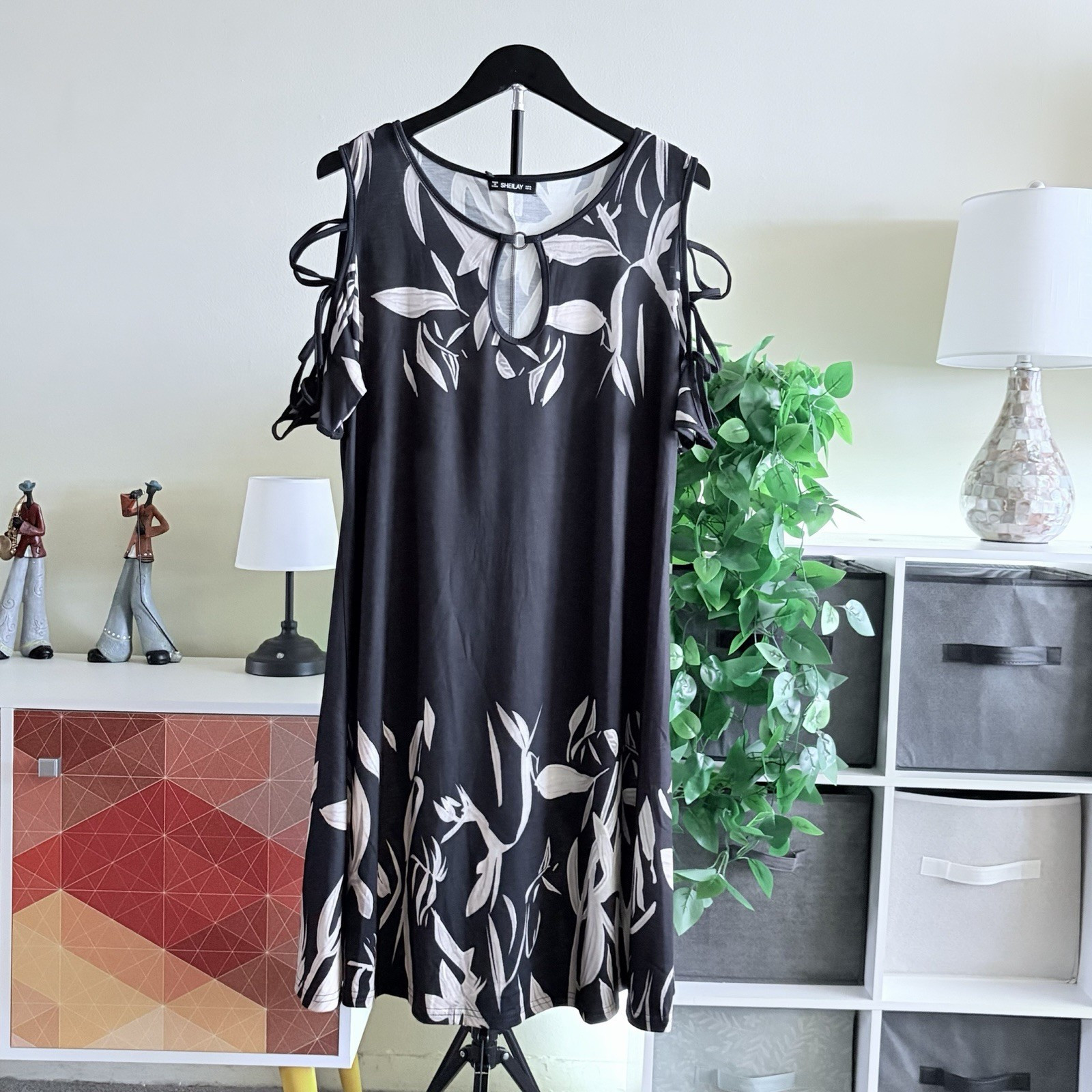 SHEILAY Women’s XL Black White Floral Shift Dress Keyhole Cold Shoulder Knee