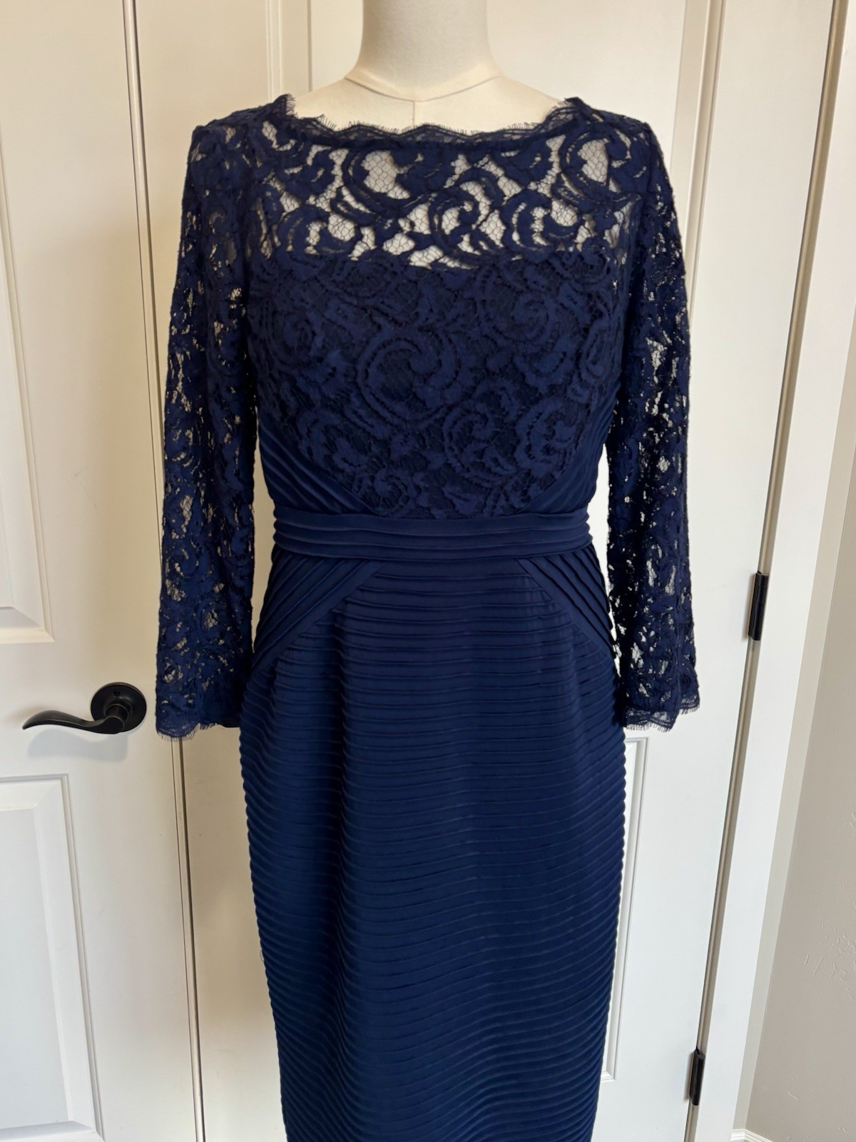 Adrianna Papell Navy Lace Long Sleeve Midi Pleated Skirt Keyhole Back Sz 8