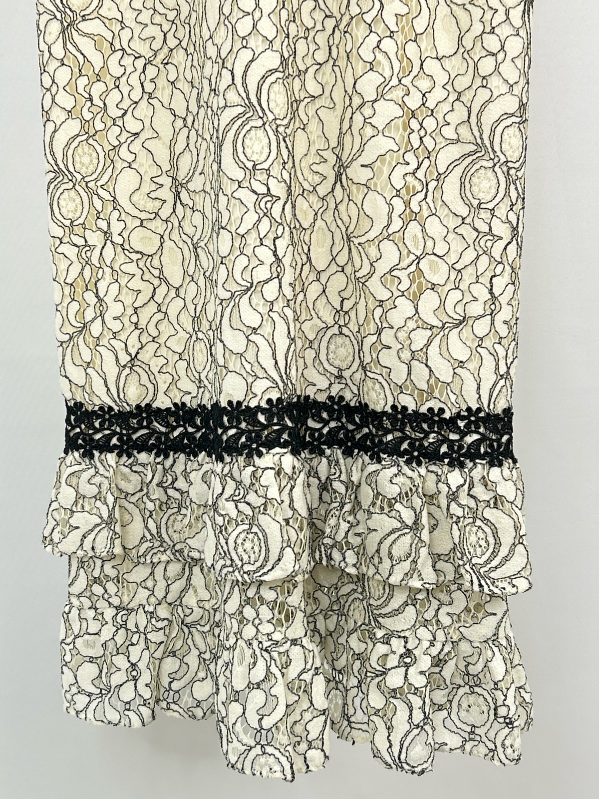 NANETTE LEPORE Size 8 CREAM & BLACK Floral Lace Flutter Sleeve VNeck Women Dress