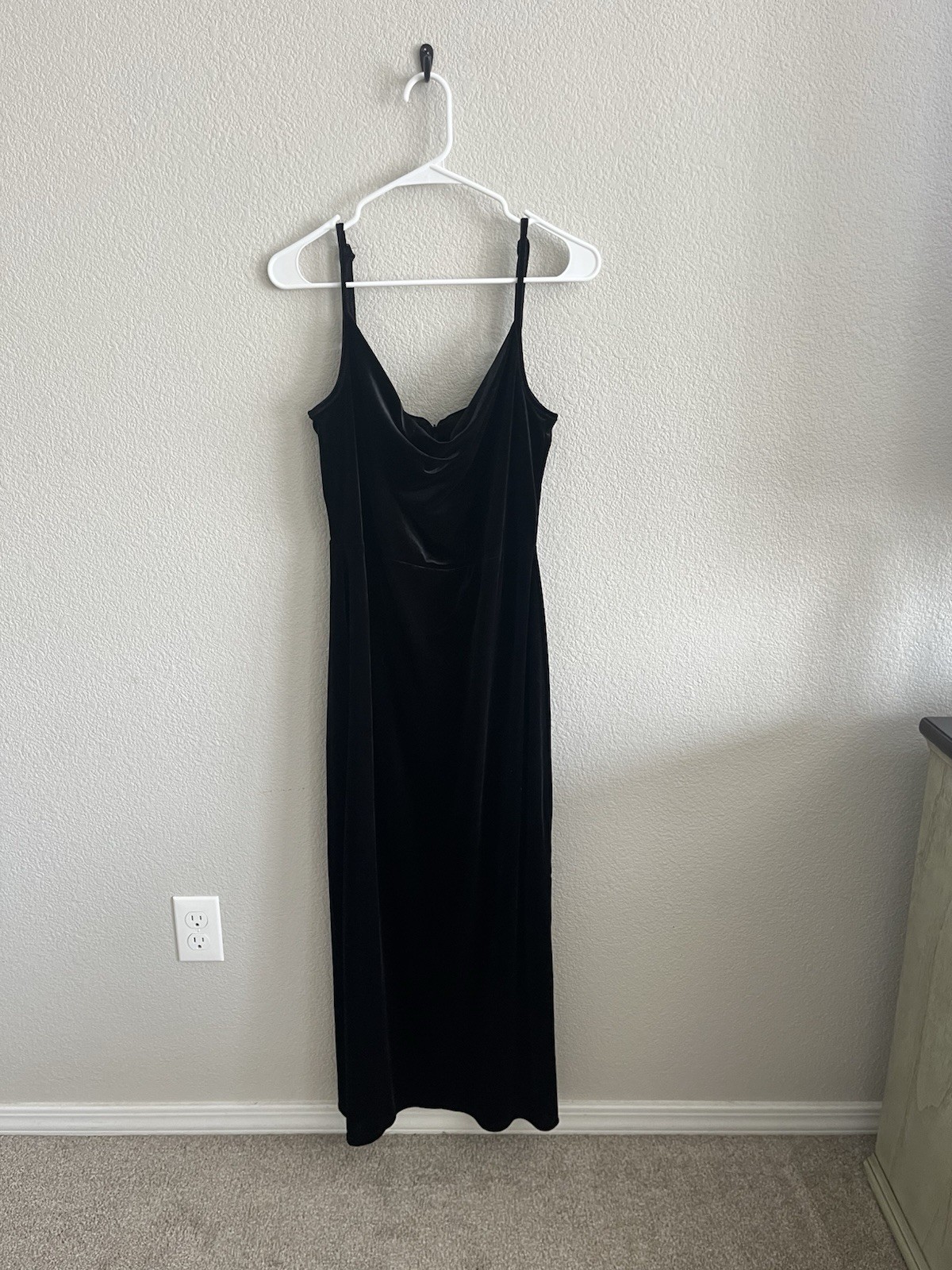 2000’s Style Taylor Women’s Sleeveless Size 14 Velor Black Cowl Neck Midi Dress