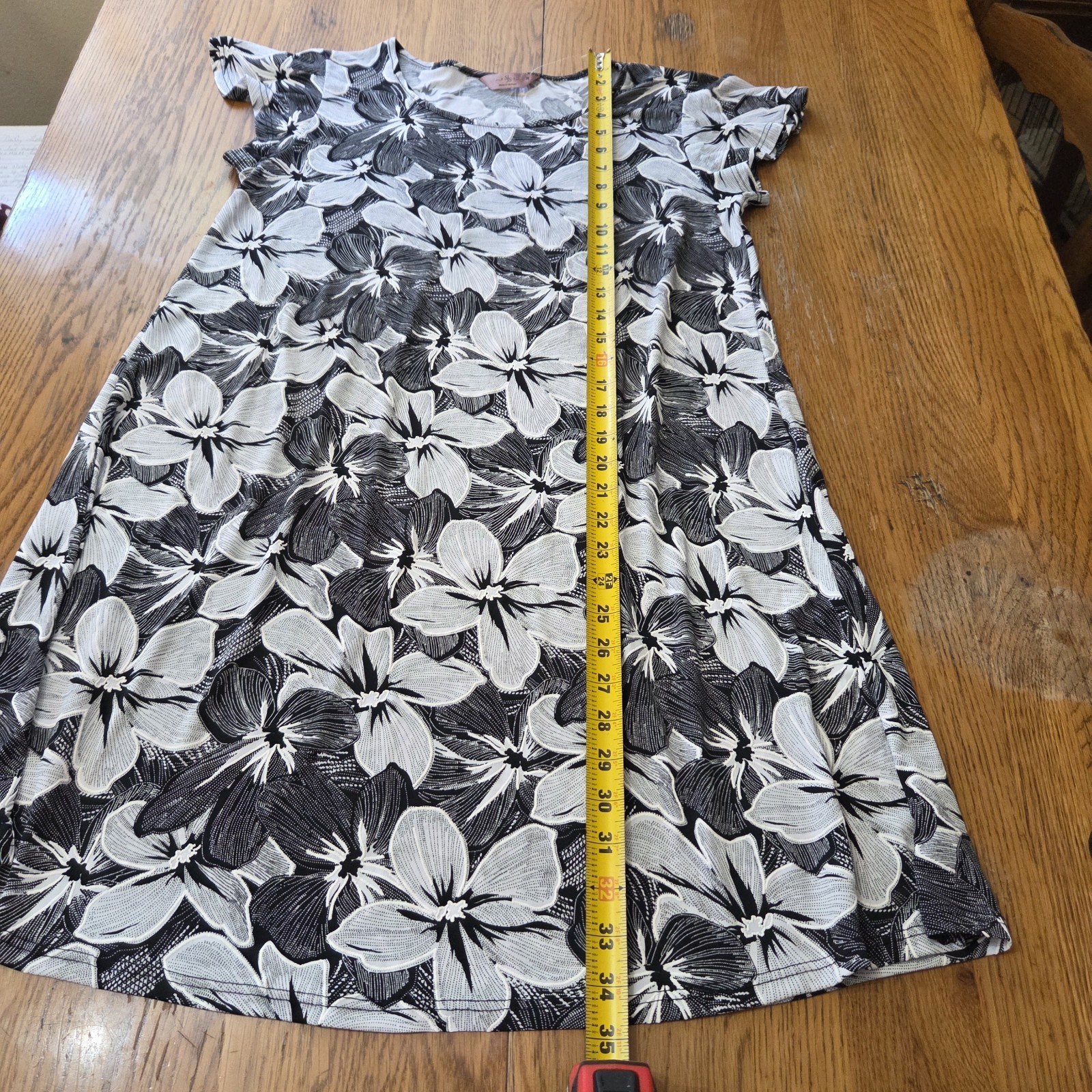 NWOT SJS Relaxed Black And White Floral Mini Dress. Size M.