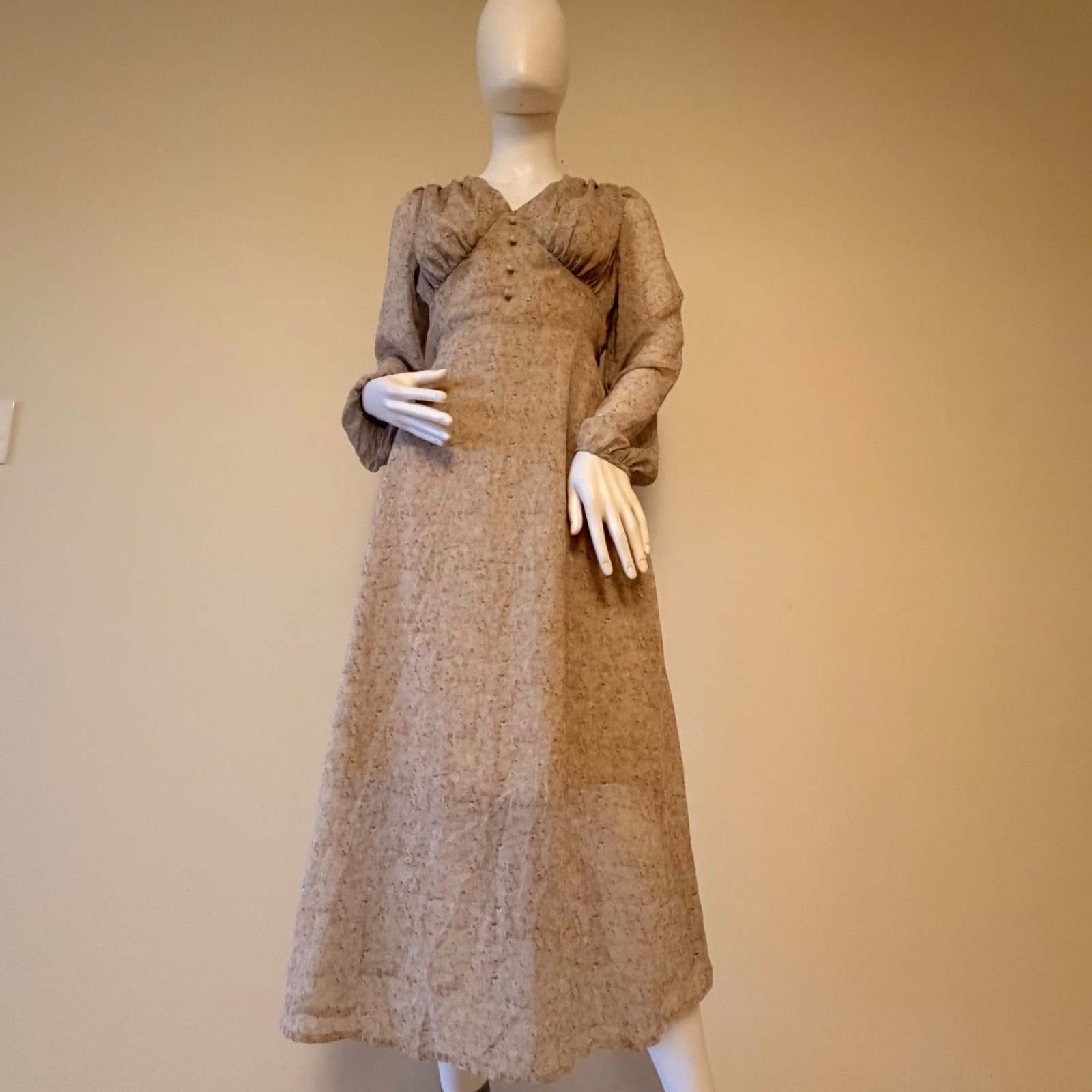 NWT Dazy Women’s Floral V-Neck Maxi Dress Beige Ditsy Print Long Sleeve Size M