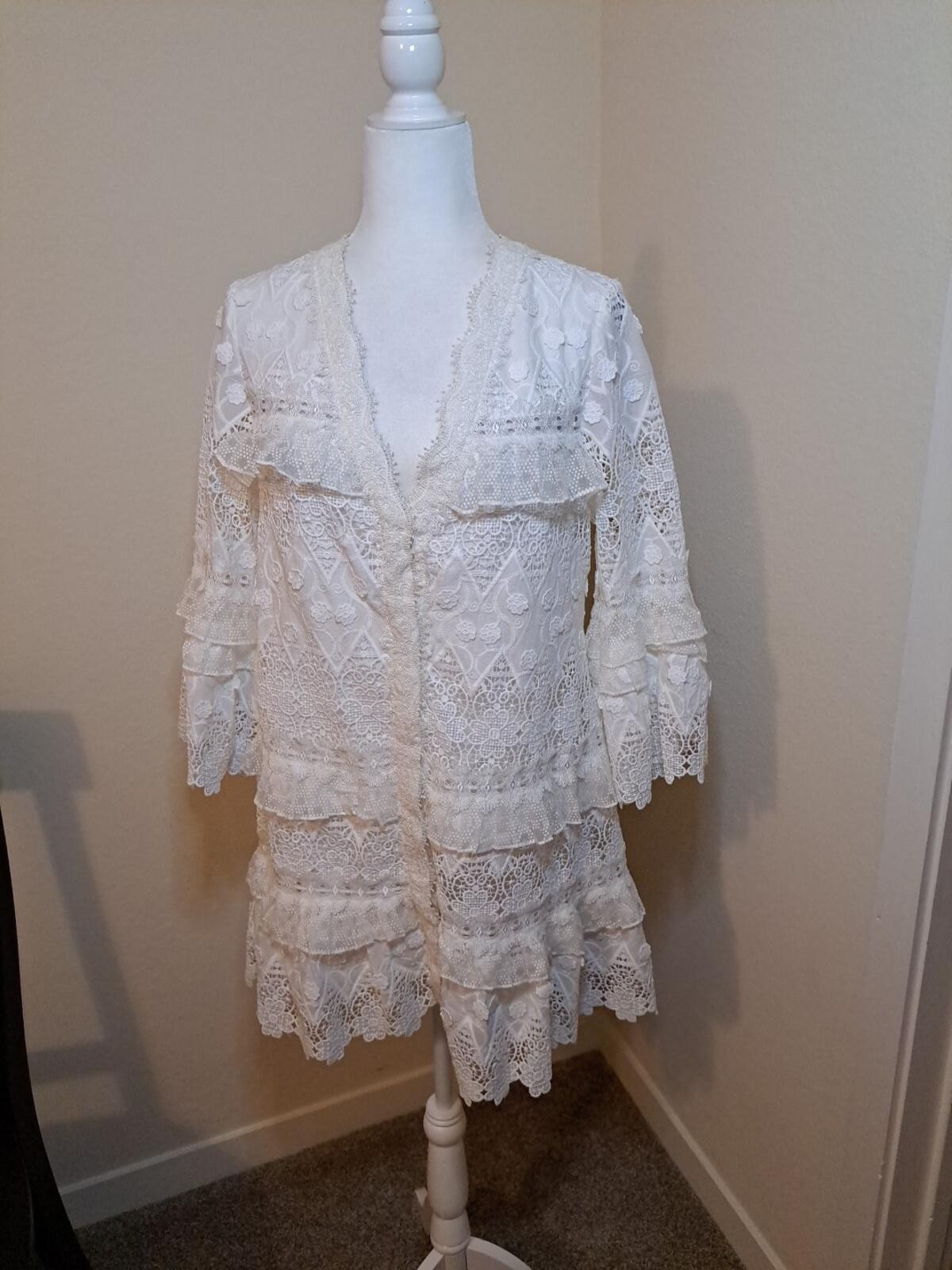 Alexis Dress Ivory Lace Size L EUC Bell Sleeves