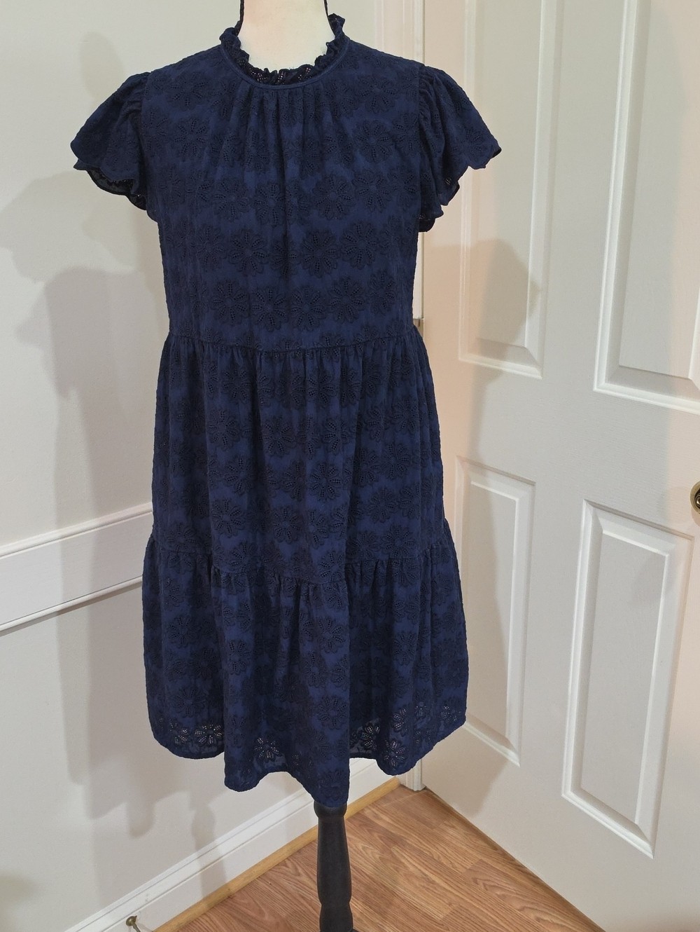 Crown & Ivy Navy Blue Eyelet Lace Tiered Flutter Sleeve Dress – Size S