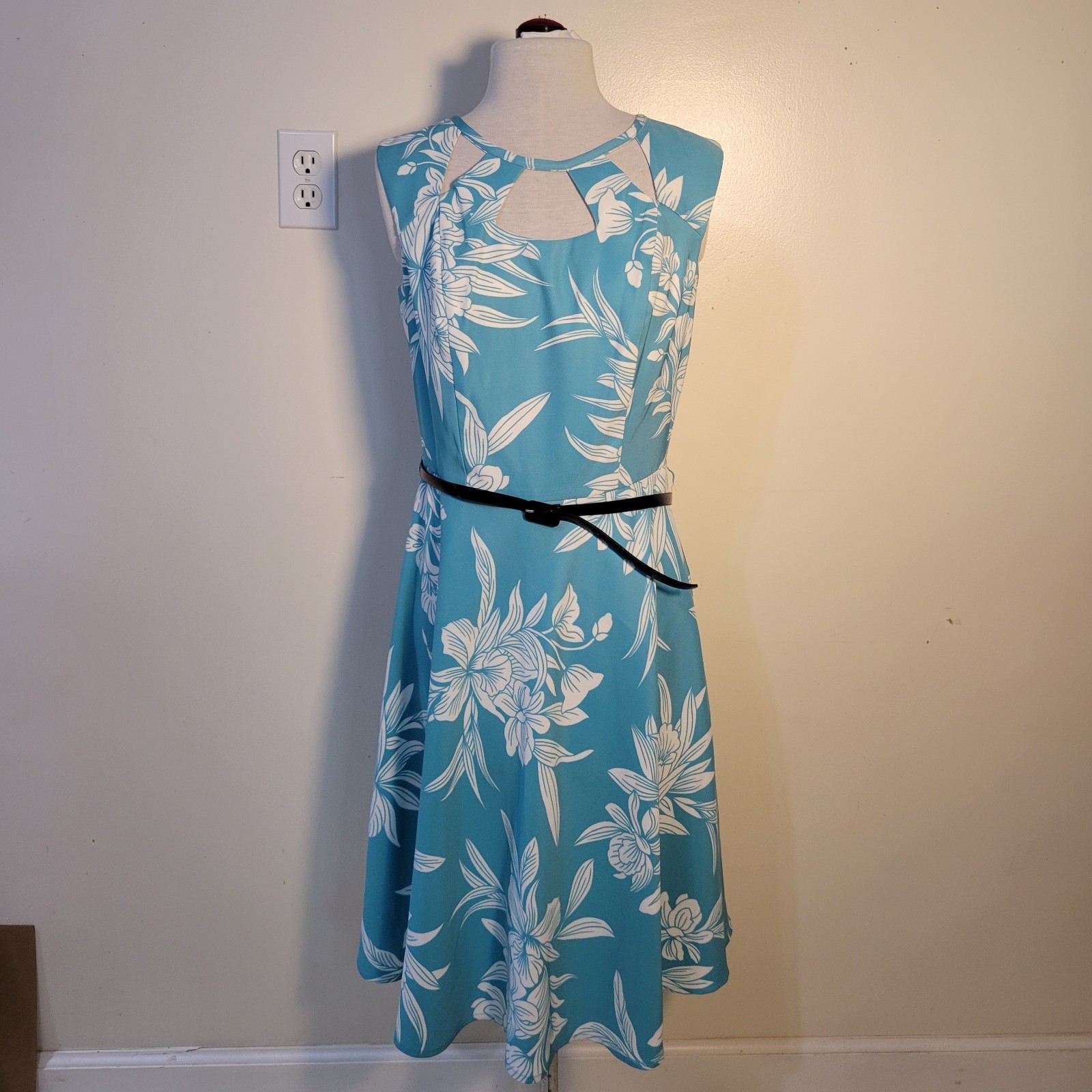 (Women’s 8) Sleeveless Teal Floral A-Line Dress with Keyhole Neck
