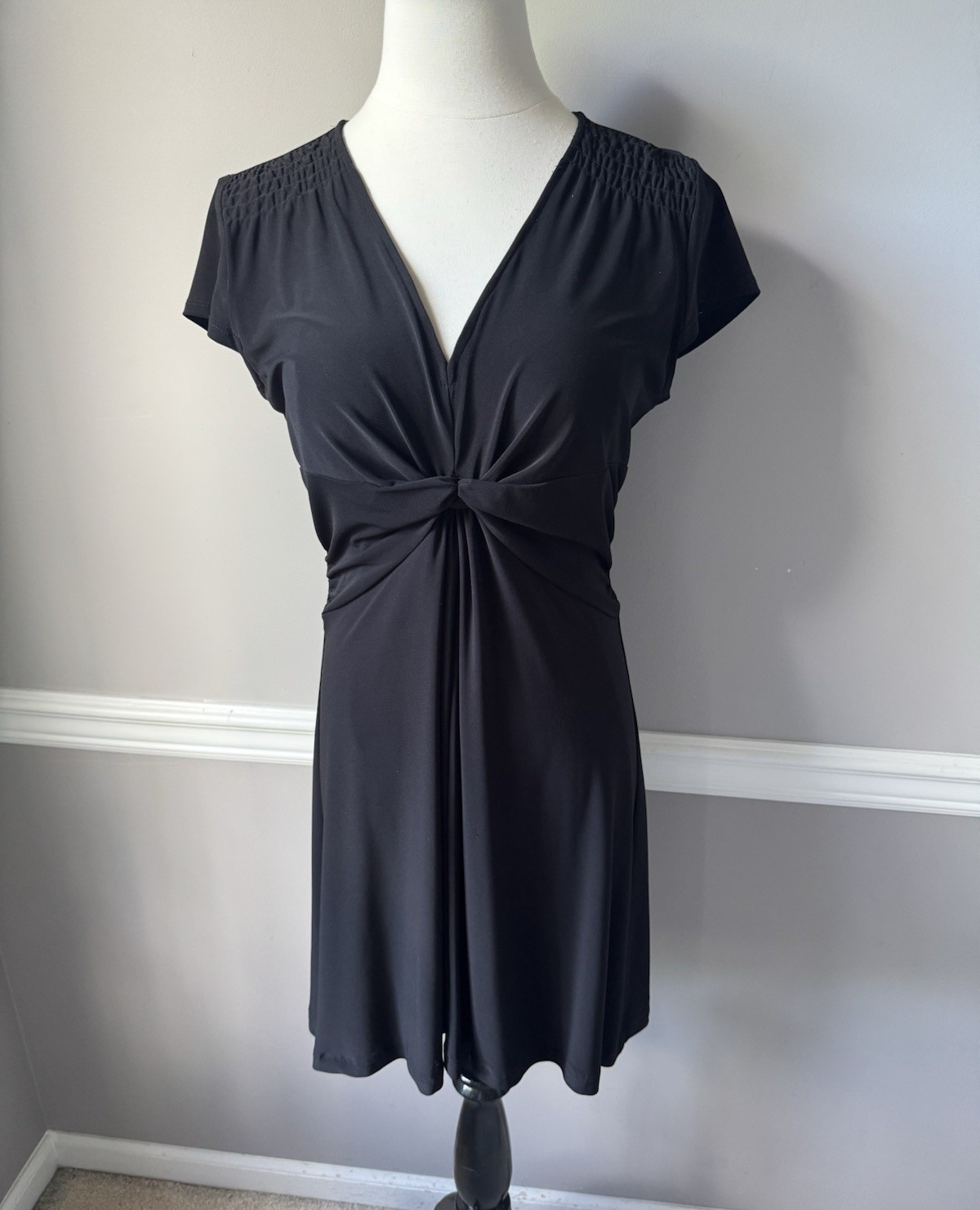 Jones Wear Dress Women’s Black Solid V-Neck Ruched Cap Sleeve Sheath 10