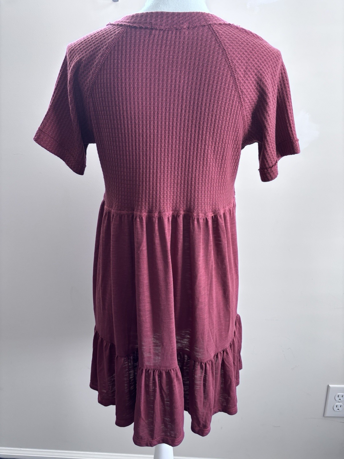 NWT coco + jaimeson Maroon Waffle Knit Tiered Babydoll Mini Dress – Size M
