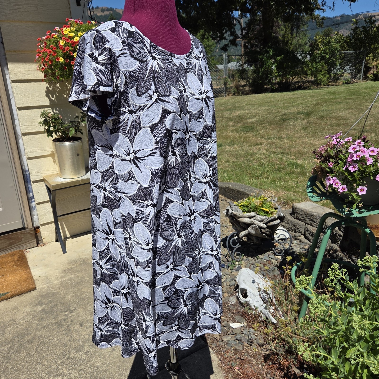 NWOT SJS Relaxed Black And White Floral Mini Dress. Size M.