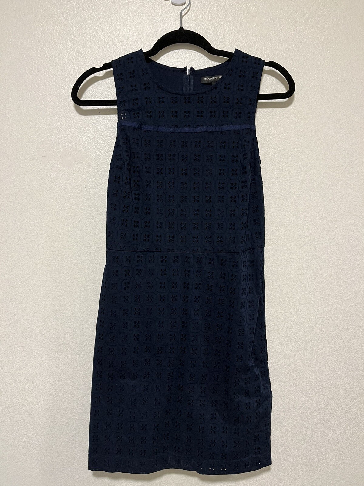 Banana Republic Navy Eyelet Shift Dress Size 2 Romantic Classic Modern