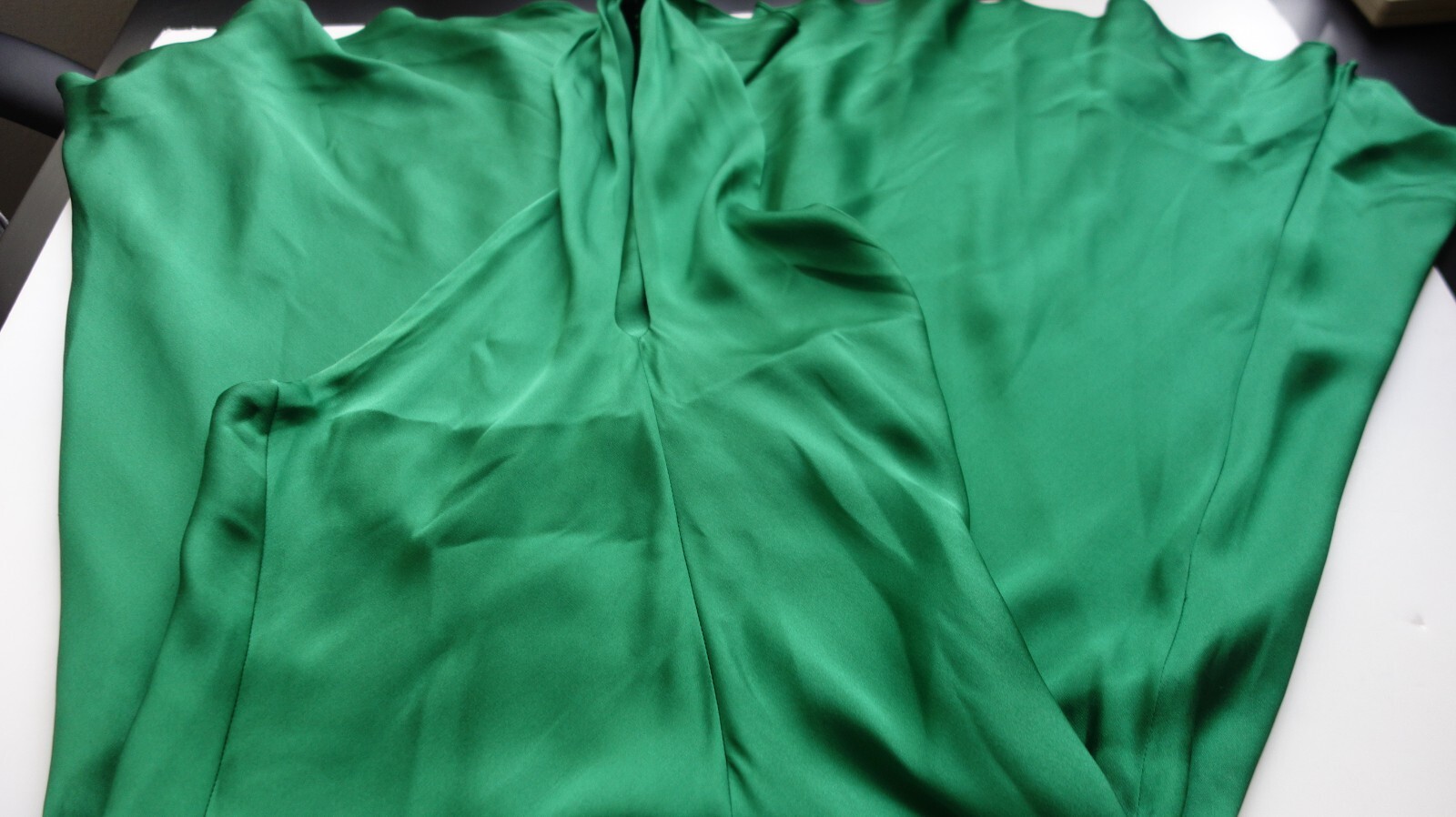 Banana Republic Size 4 Green Sateen 50″ Button in the Back Beautiful Women Dress
