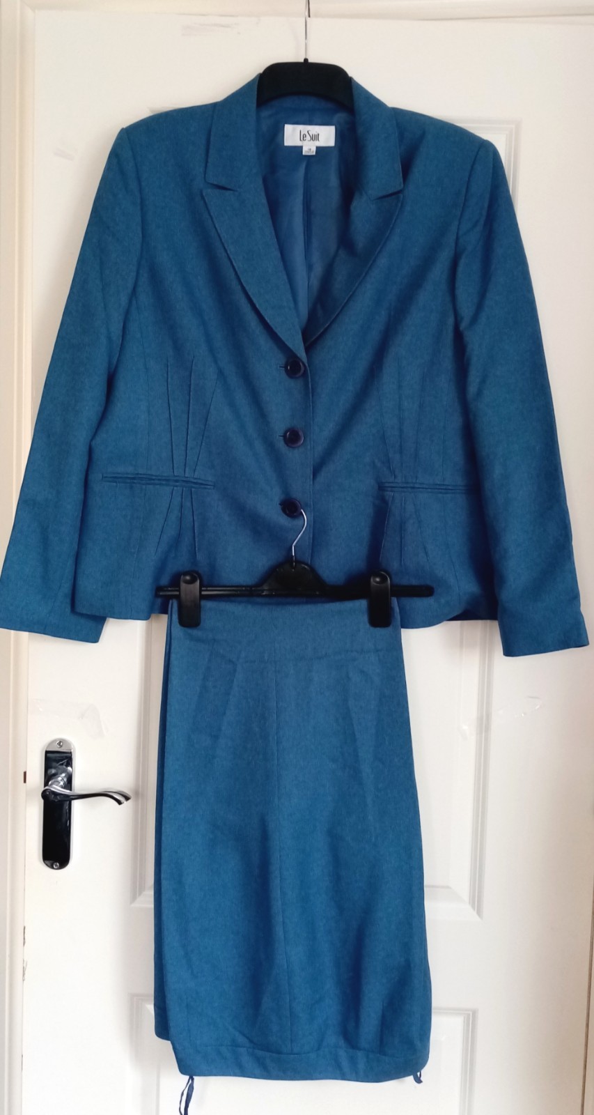 WOMEN’S BLUE DECORATIVE STITCHES 2 PIECE OFFICE TROUSERS SUIT JACKET. SIZE 18