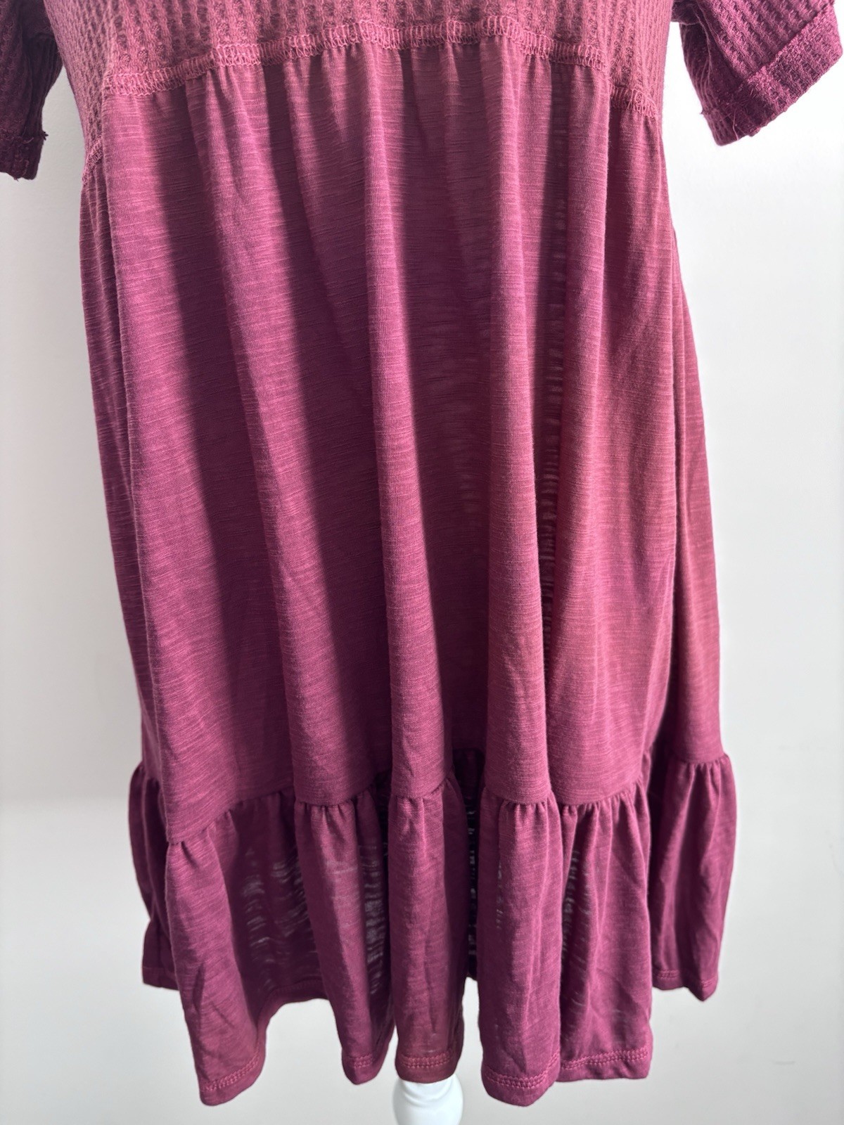 NWT coco + jaimeson Maroon Waffle Knit Tiered Babydoll Mini Dress – Size M