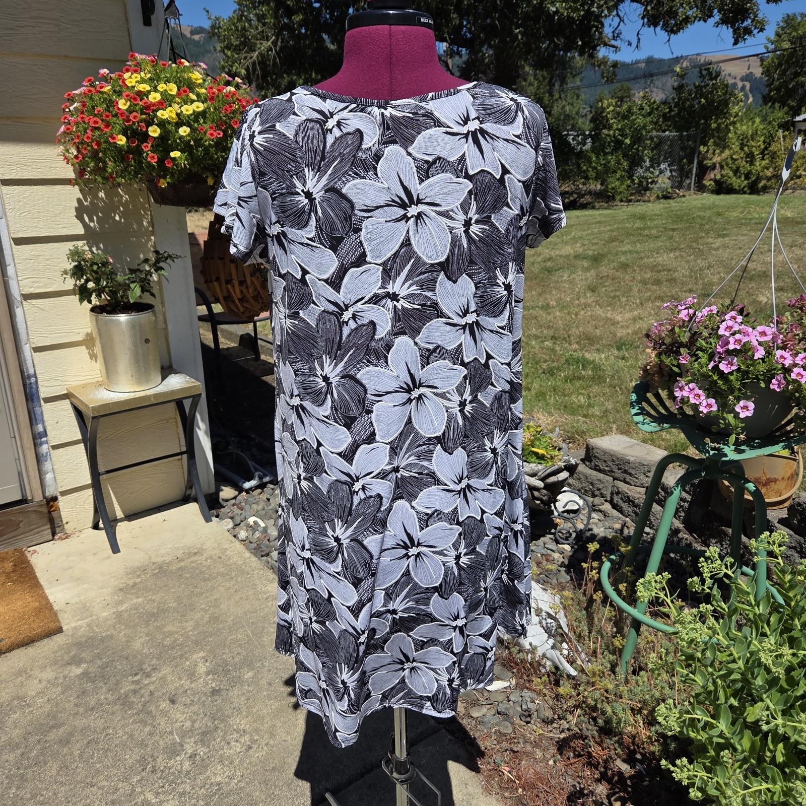 NWOT SJS Relaxed Black And White Floral Mini Dress. Size M.