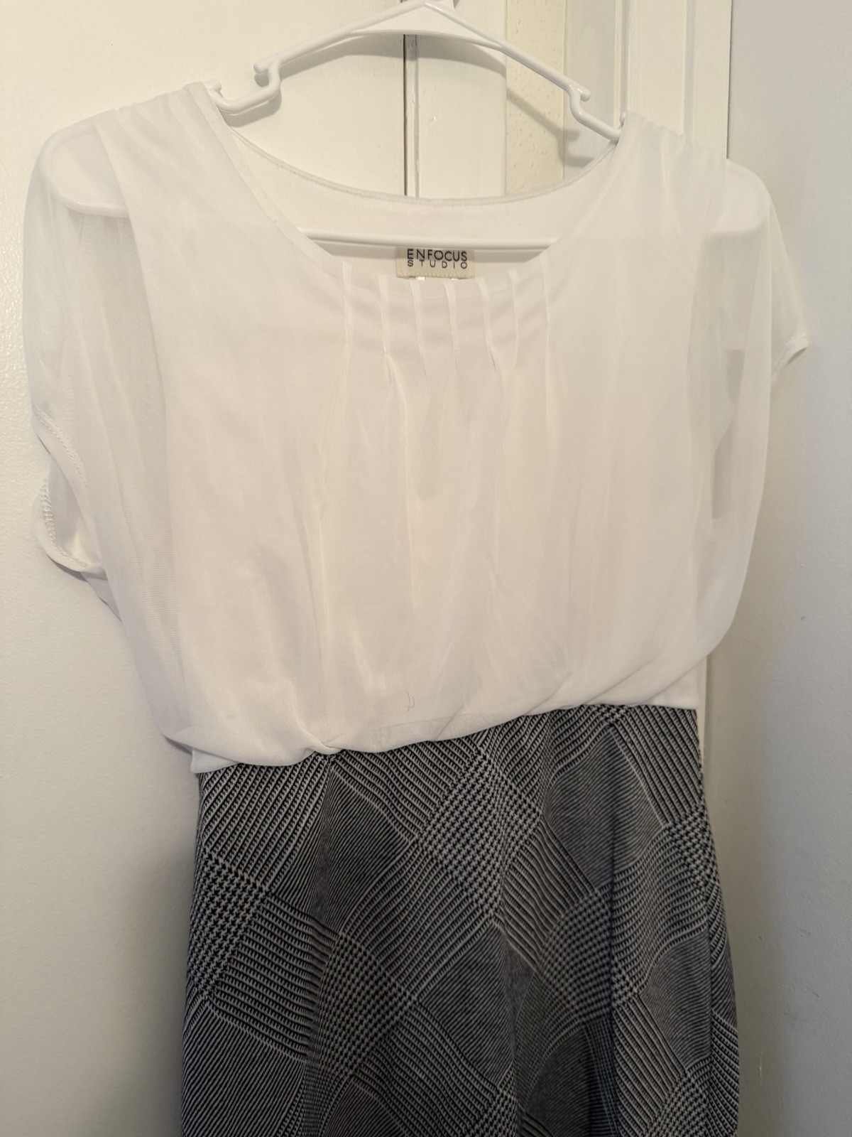 Enfocus Studio Women’s Geometric Sheath Dress 6 White Gray Round Neck Pleated
