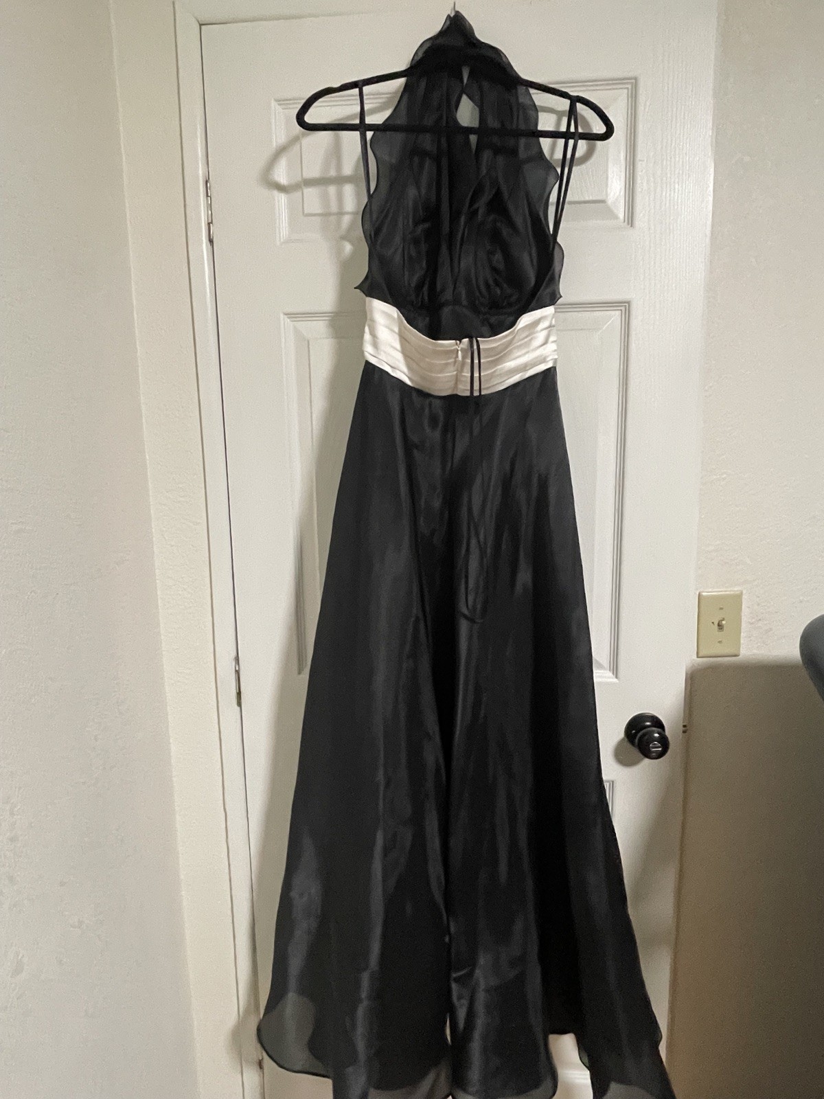 Calvin Klein BlackEvening Gown Dress V-Neck Sleeveless Satin size 4 no stretch