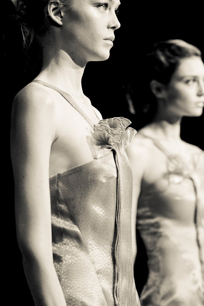 Giorgio Armani 2012 Runway Silver Gray Metallic Fan Cocktail Dress US 0 2 IT 38