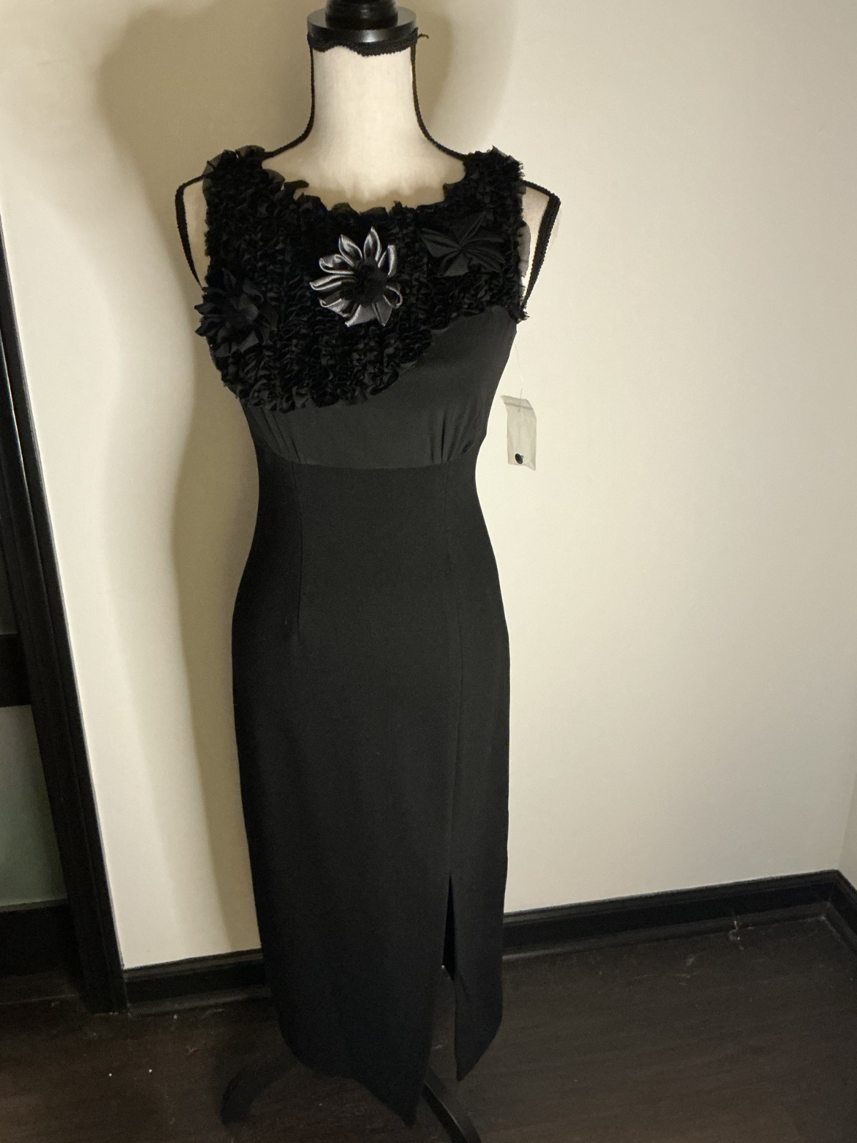 NEW Spiegel Black Floral Applique Sheath Dress Ruffled Bodice Stretch Size 2