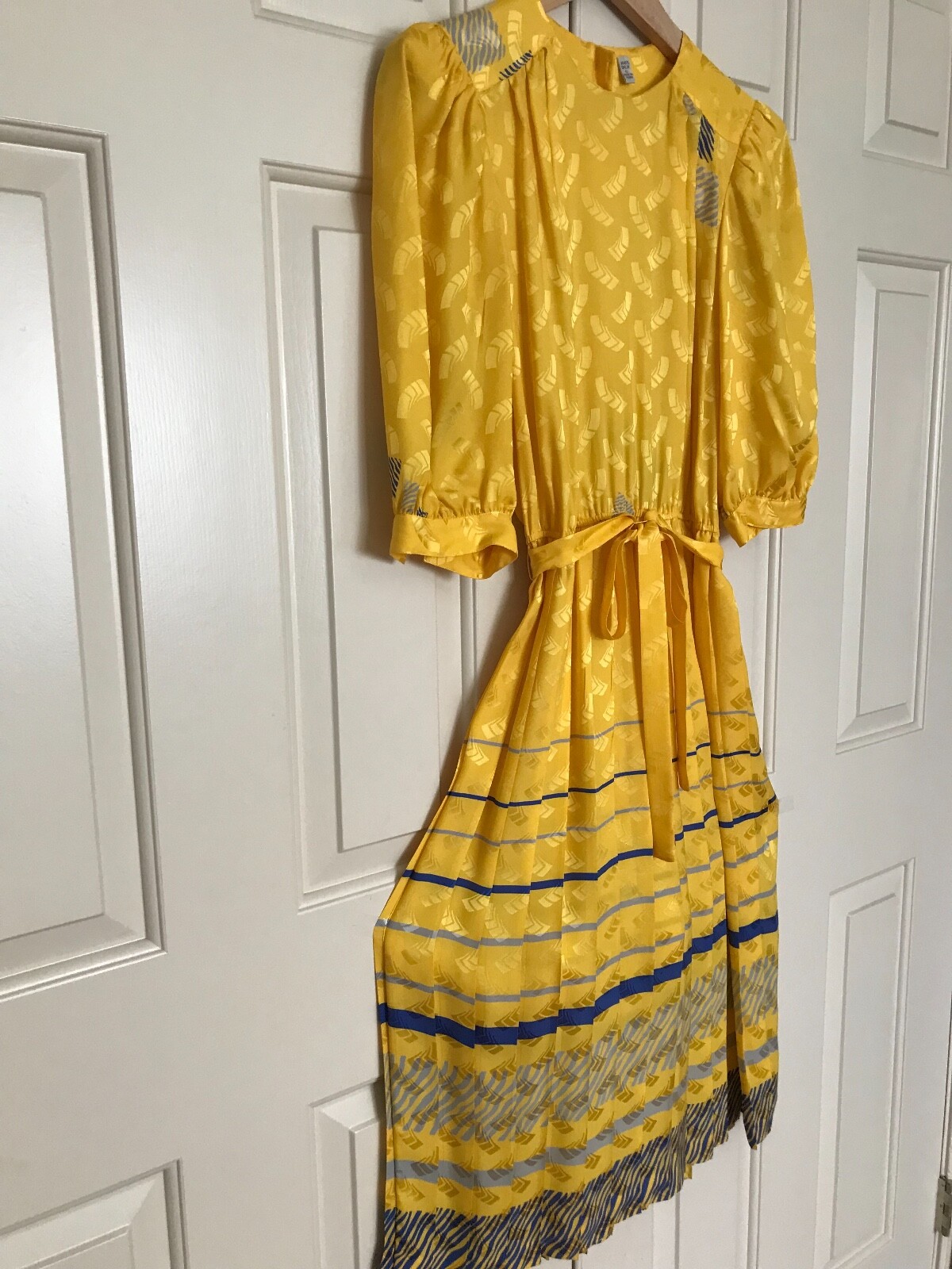 NWTT – ELEGANT and BEAUTIFUL 100% SILK MIDI PLEATED DRESS, Size 6