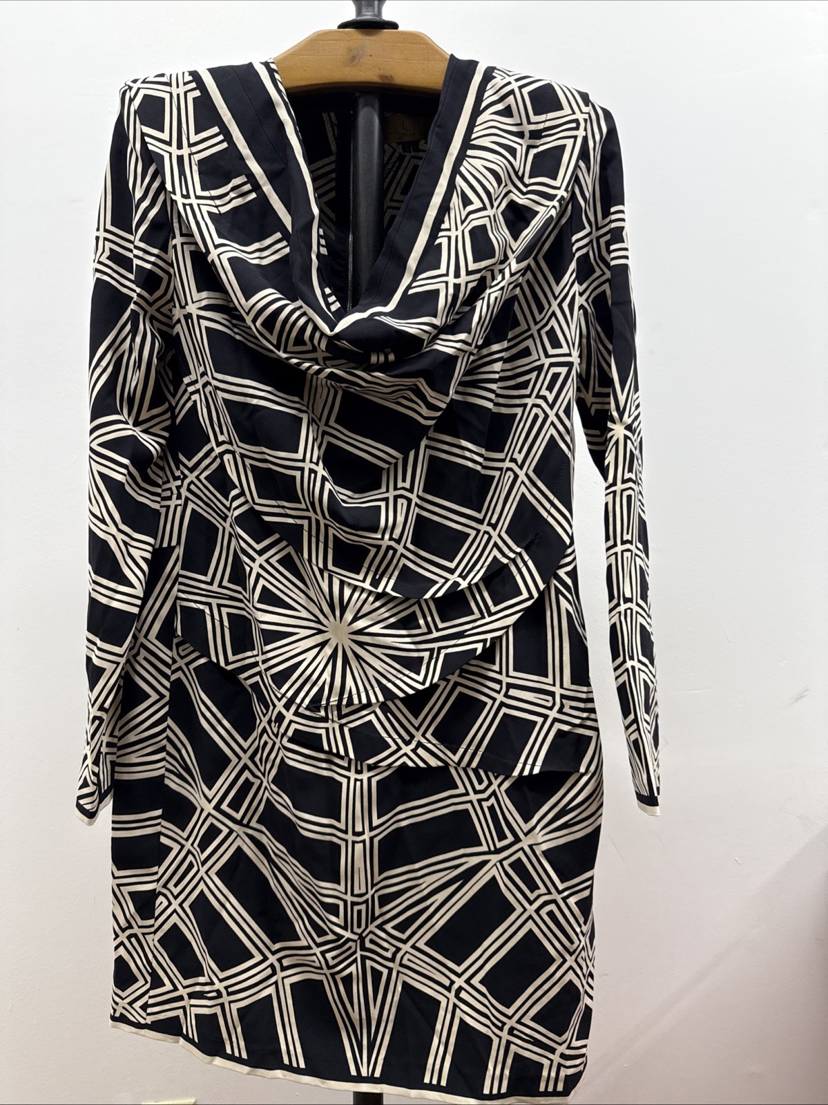 Nicole Miles Long Slevess Knee Dress Black/Champagne 94% Silk 6% Spandex SZ 8.