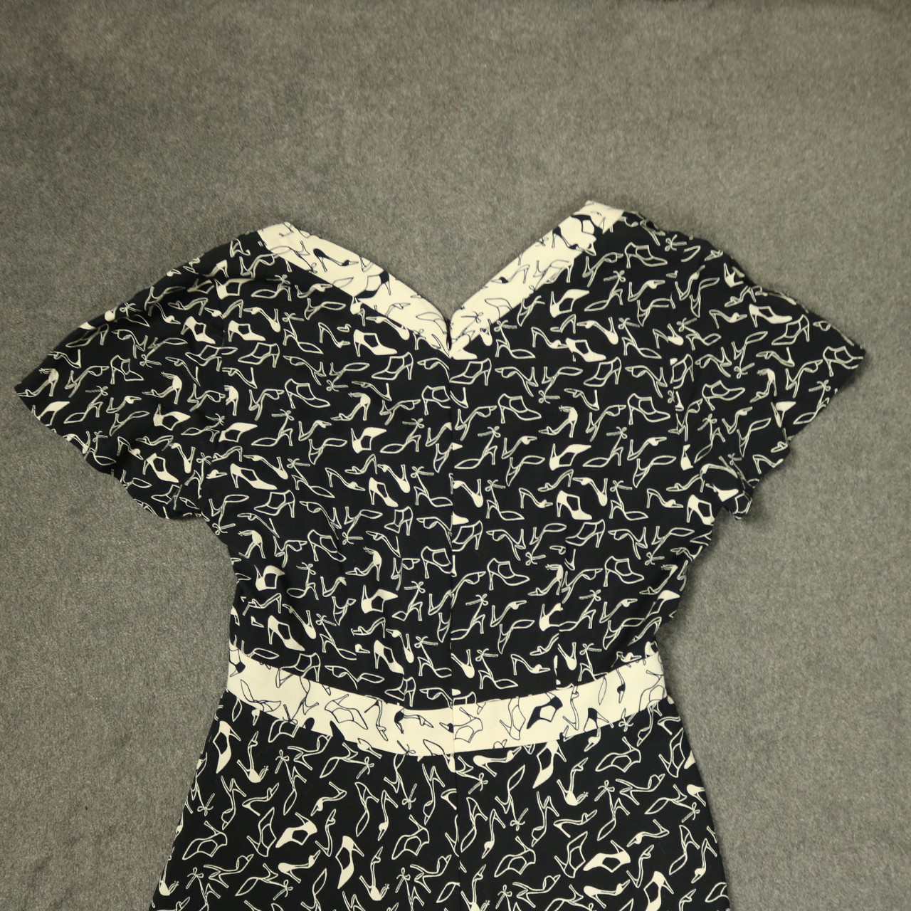 Liz Claiborne Shoes Print V-Neck Knee-Length Dress Short Sleeve Black & White 6