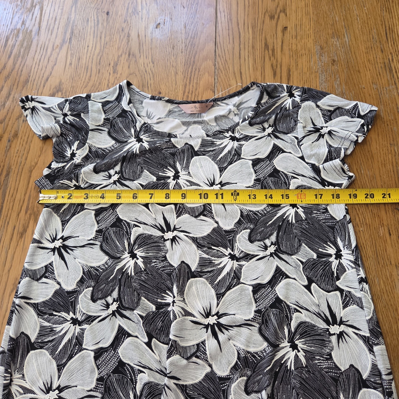 NWOT SJS Relaxed Black And White Floral Mini Dress. Size M.