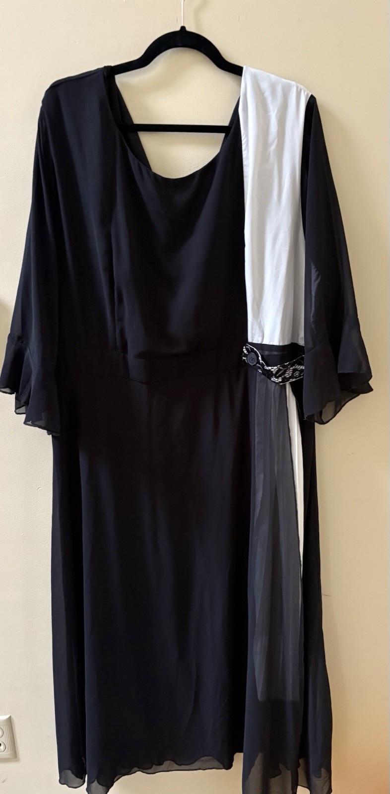 New Women’s Plus Size Black/White Dress Fits Like 3X